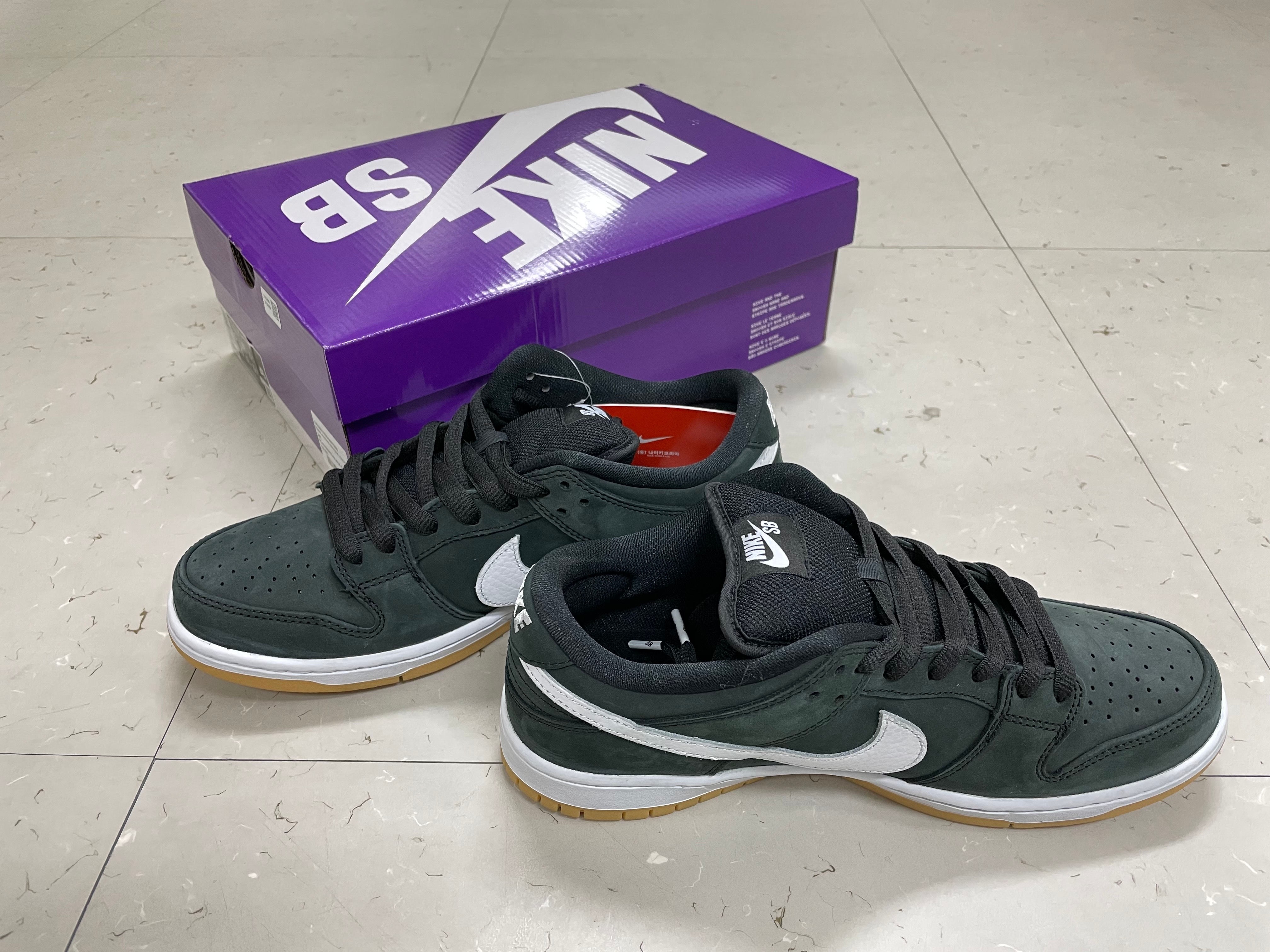 Nike SB Dunk Low Pro Black White 착용 스타일 - 2