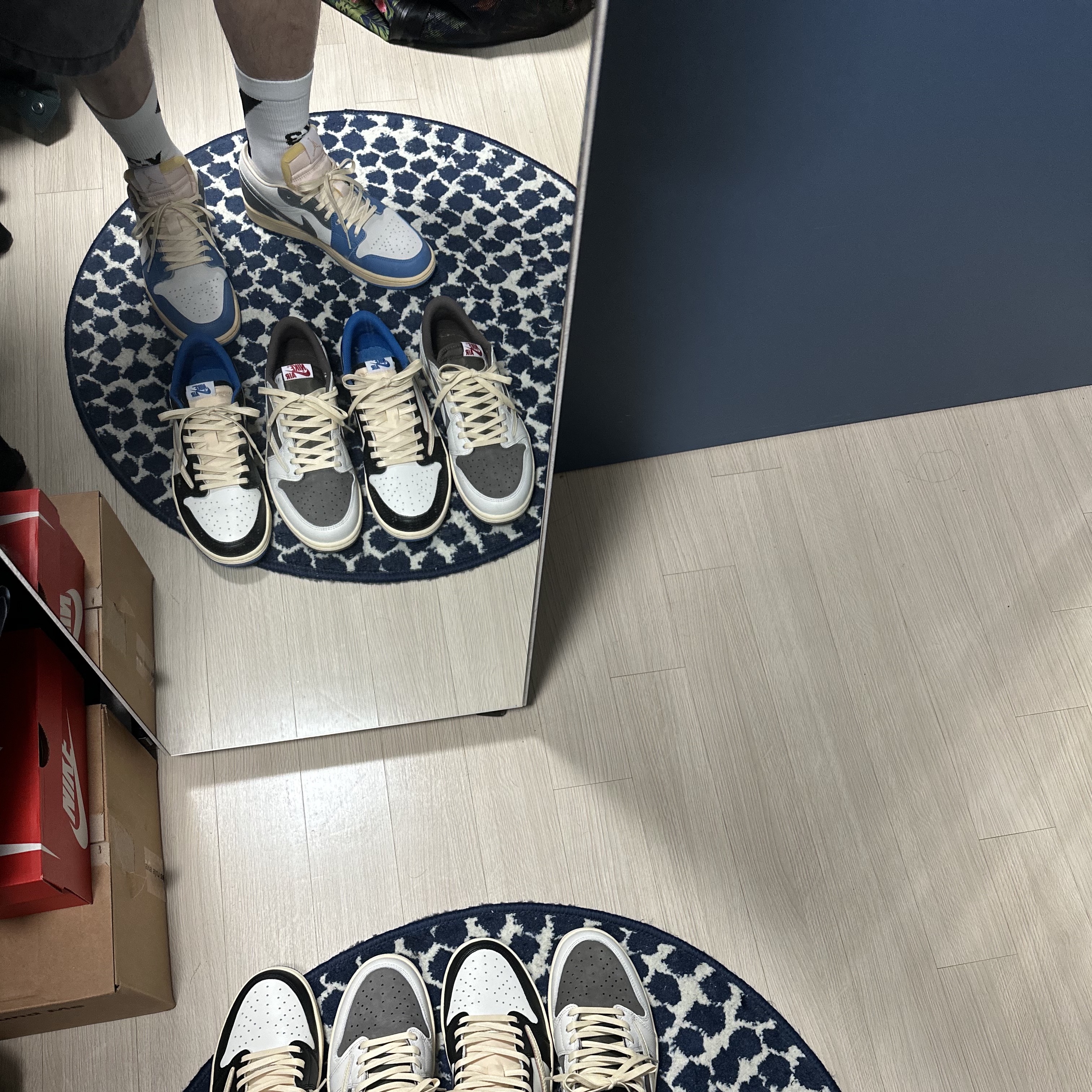 Jordan 1 x Travis Scott Retro Low OG SP Sail and Ridgerock, Jordan 1 x Travis Scott x Fragment Retro Low OG SP Military Blue 착용 스타일 - 2