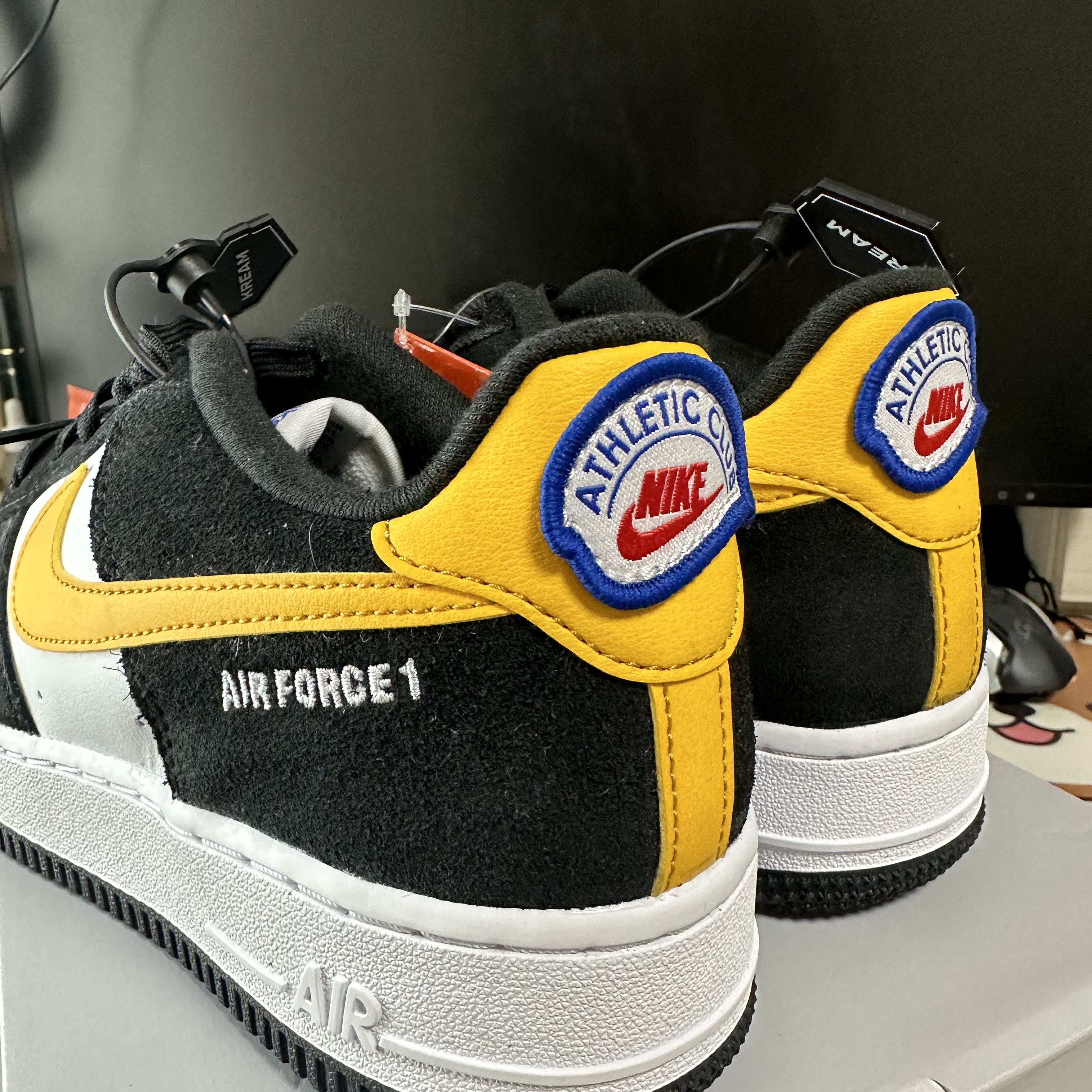 (GS) Nike Air Force 1 LV8 Athletic Club Black Dark Sulfur 착용 스타일 - 2