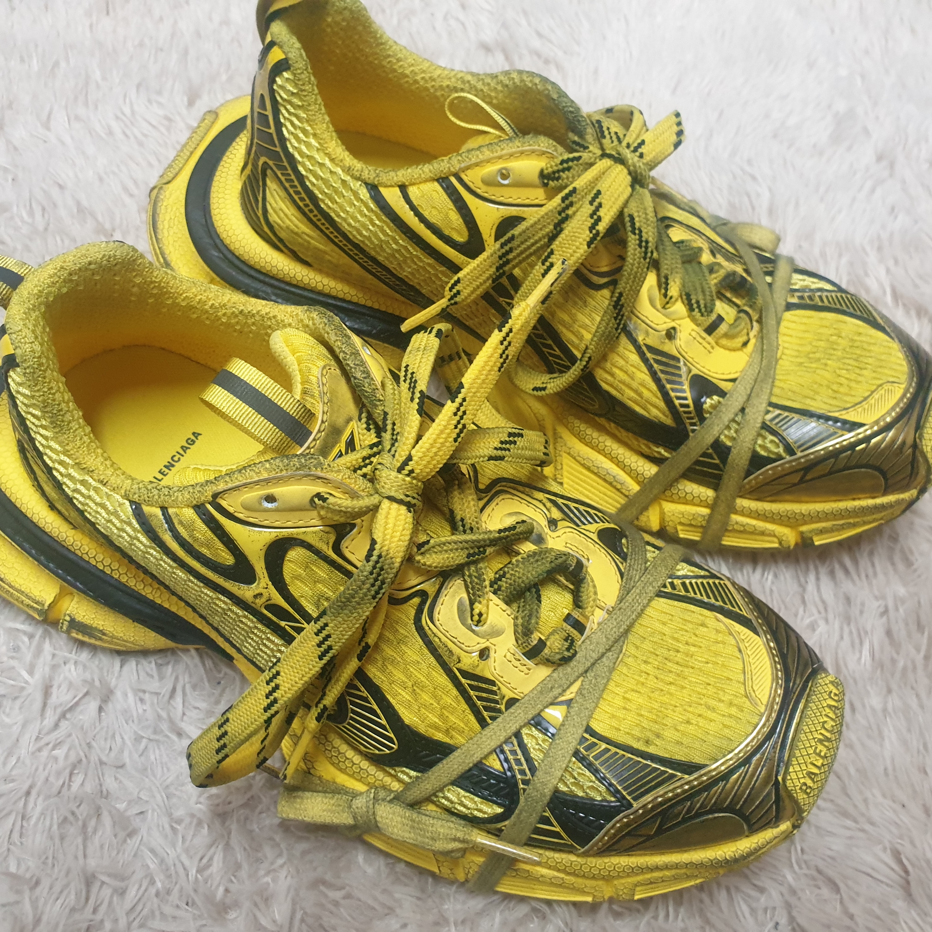 Balenciaga 3XL Sneakers Yellow Black 착용 스타일 - 1