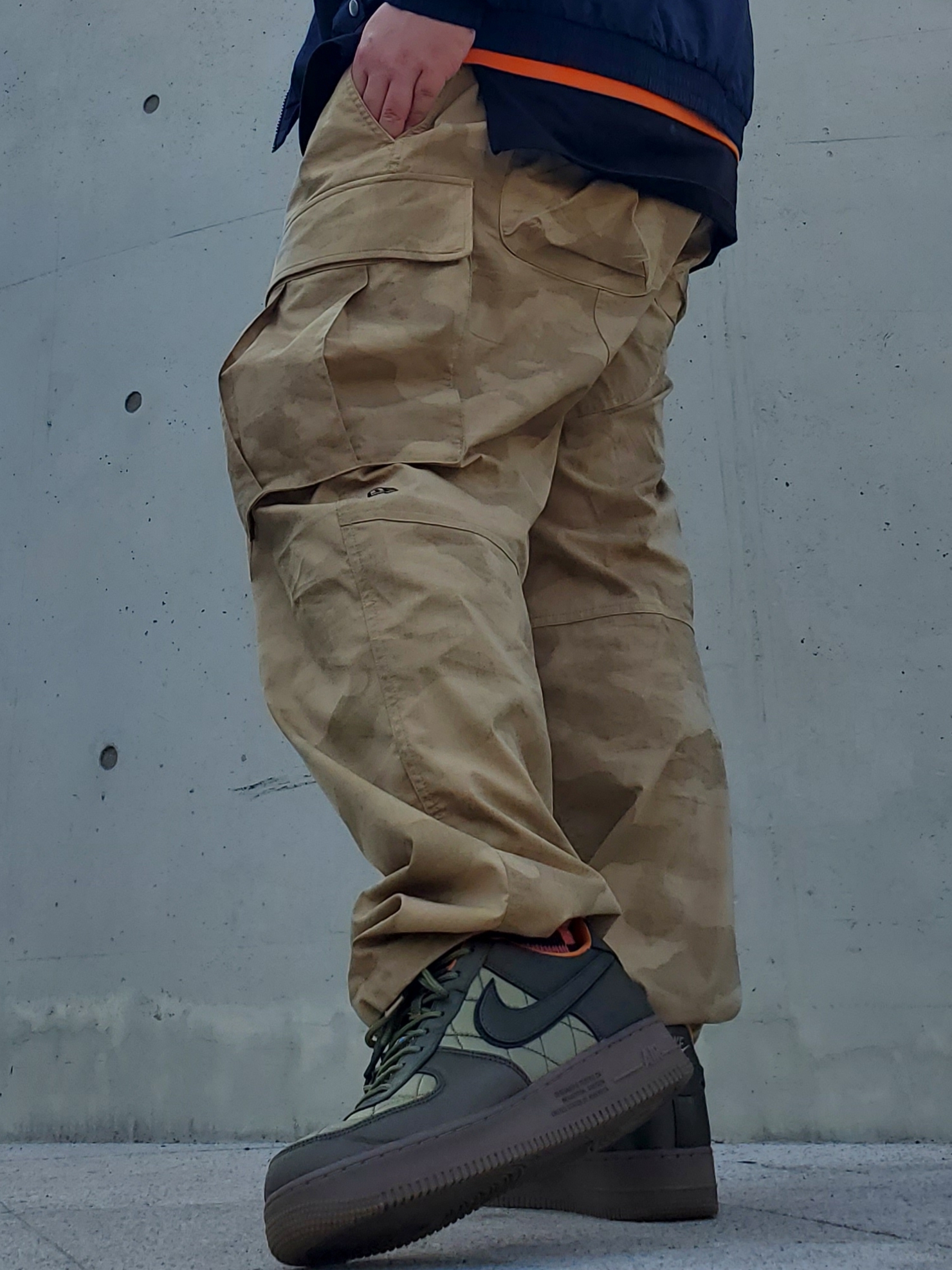 Nike Air Force 1 '07 PRM Quilted Satin Pack Cargo Khaki 착용 스타일 - 3