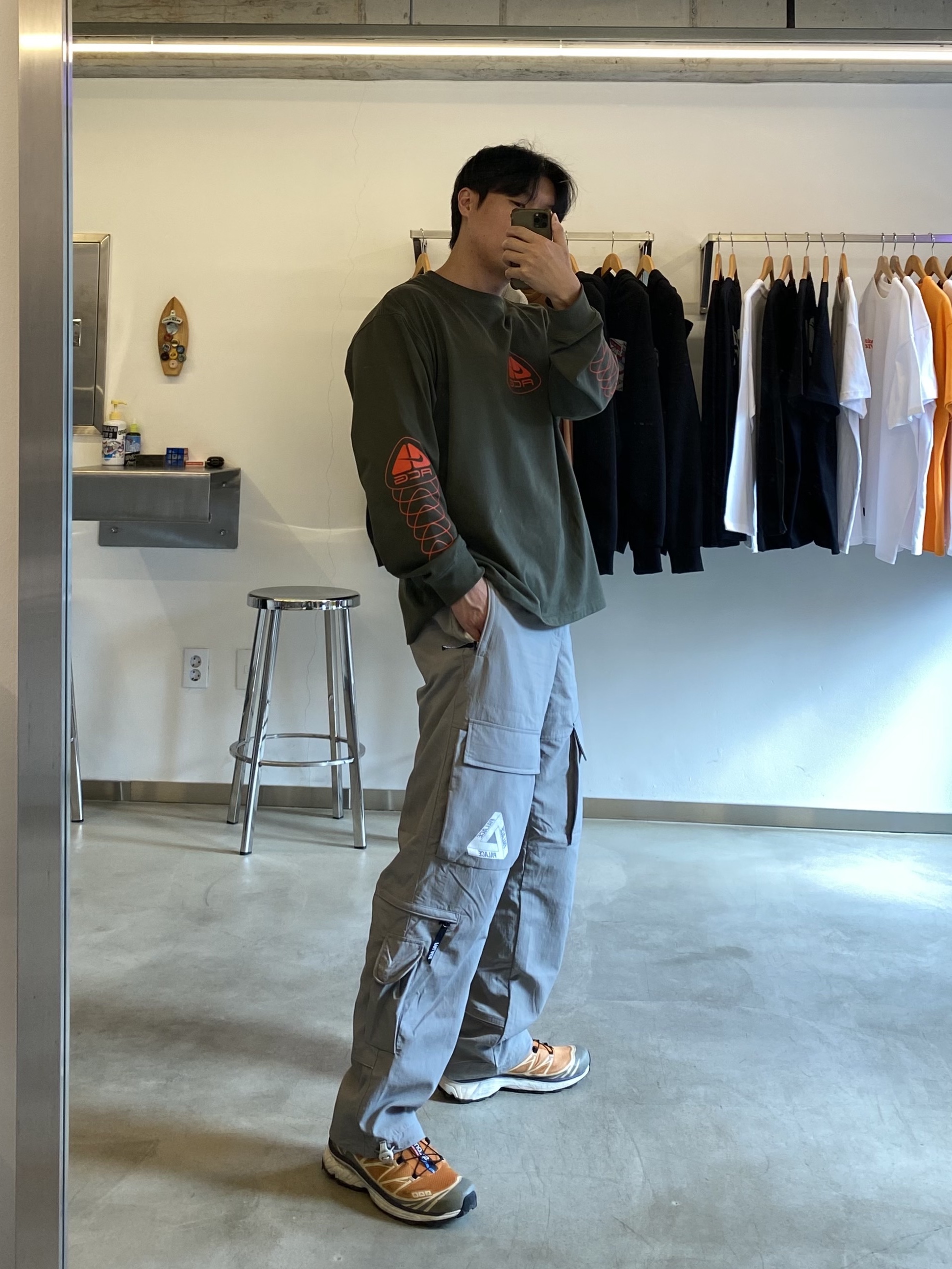 Nike NRG ACG Seasonal Lungs Long Sleeve T-Shirt Cargo Khaki - Asia, Palace Cordura RS Shell Cargos Grey - 22FW 착용 스타일 - 2