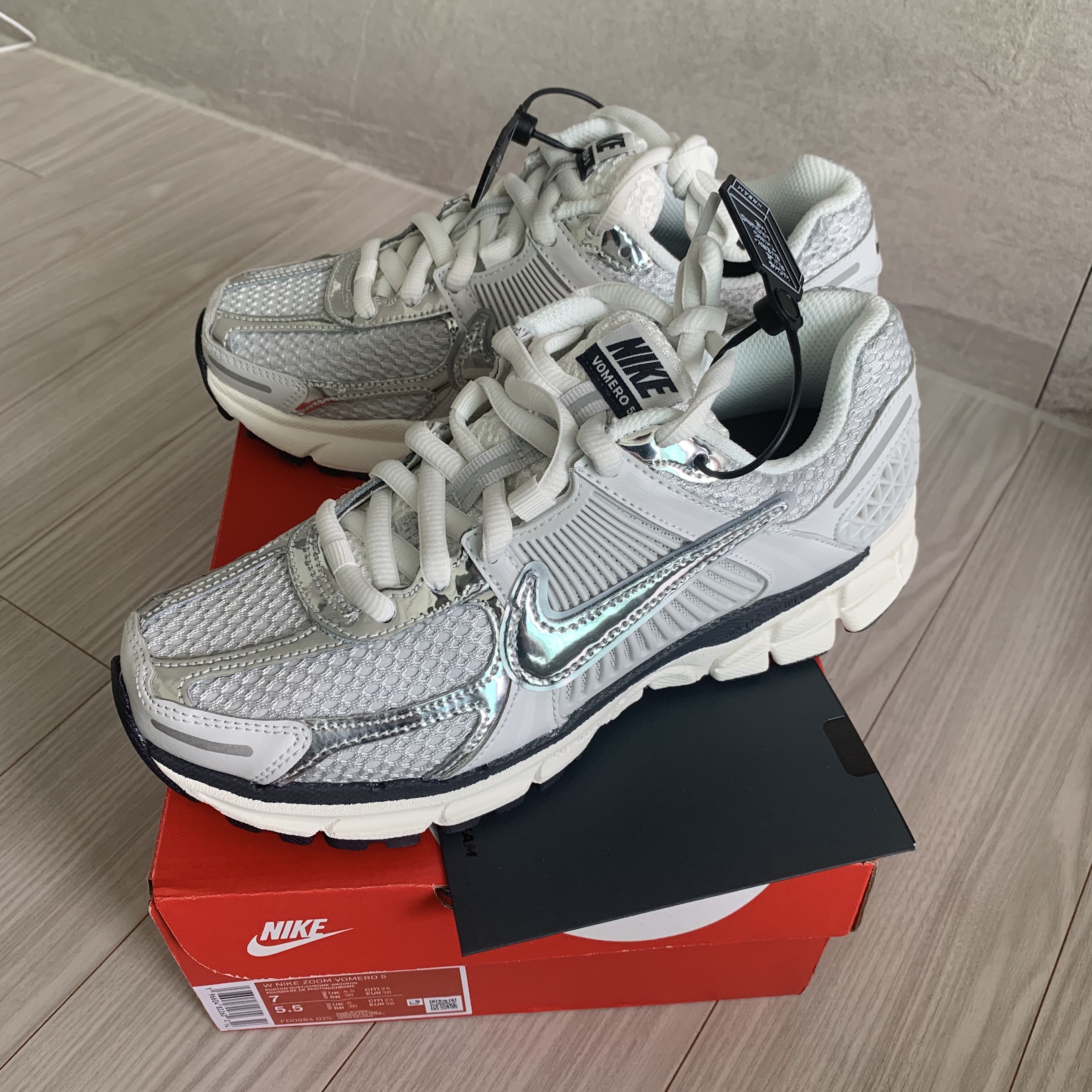 (W) Nike Zoom Vomero 5 Photon Dust and Metallic Silver 착용 스타일