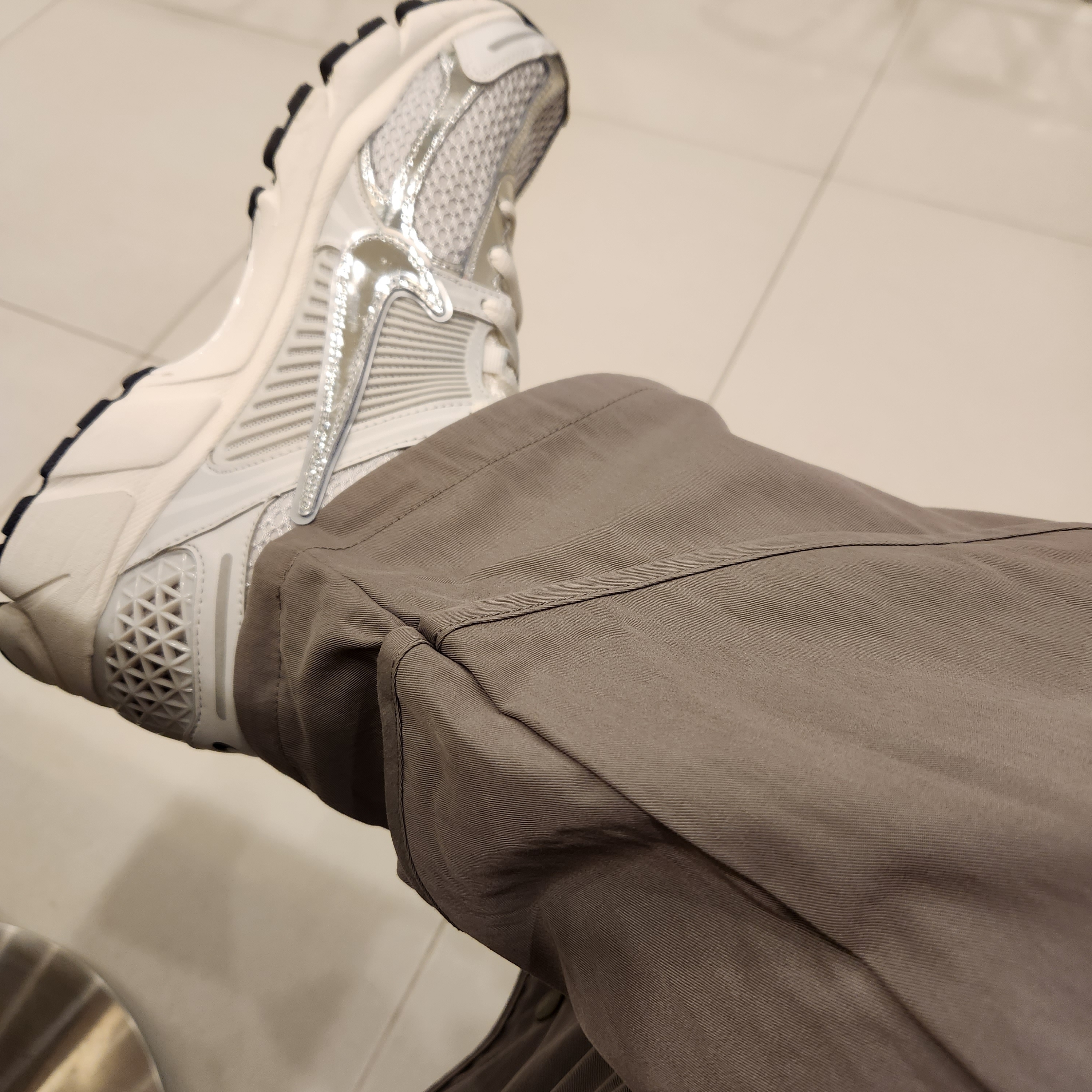 (W) Nike Zoom Vomero 5 Photon Dust and Metallic Silver 착용 스타일