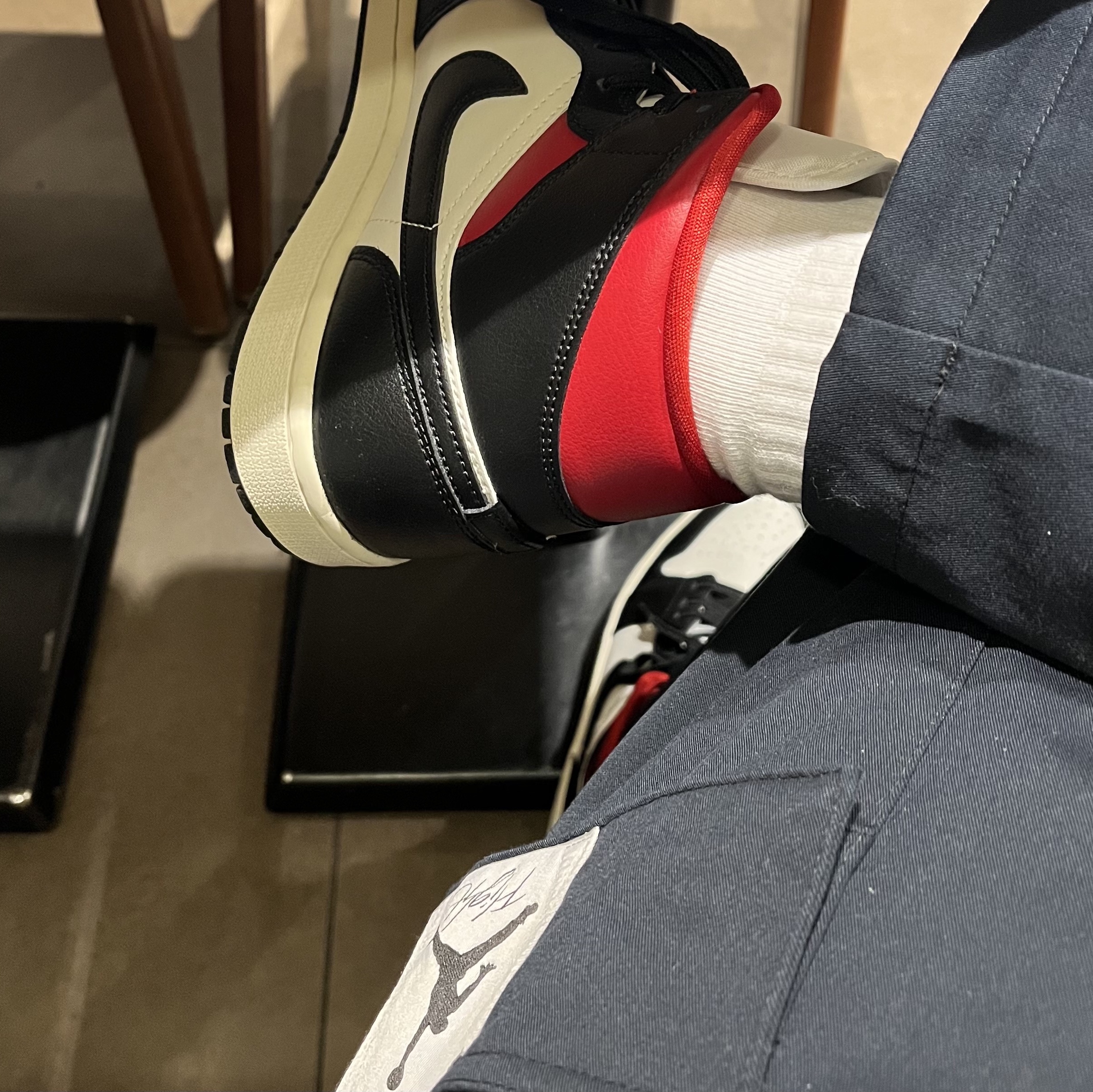 (W) Jordan 1 Mid Black Gym Red 착용 스타일