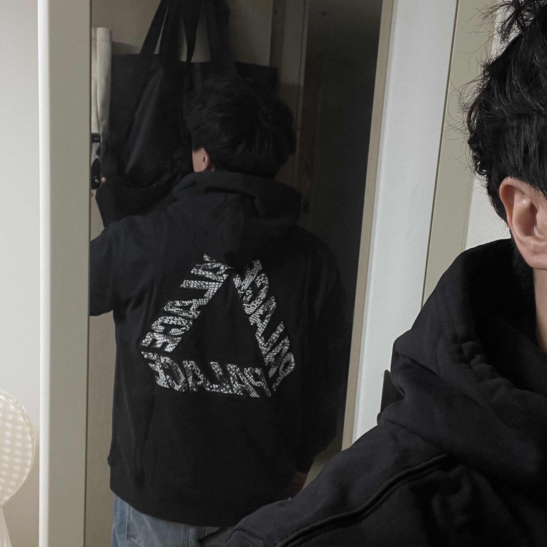 Palace P-3 Snake Applique Hood Black - 23SS 착용 스타일 - 1