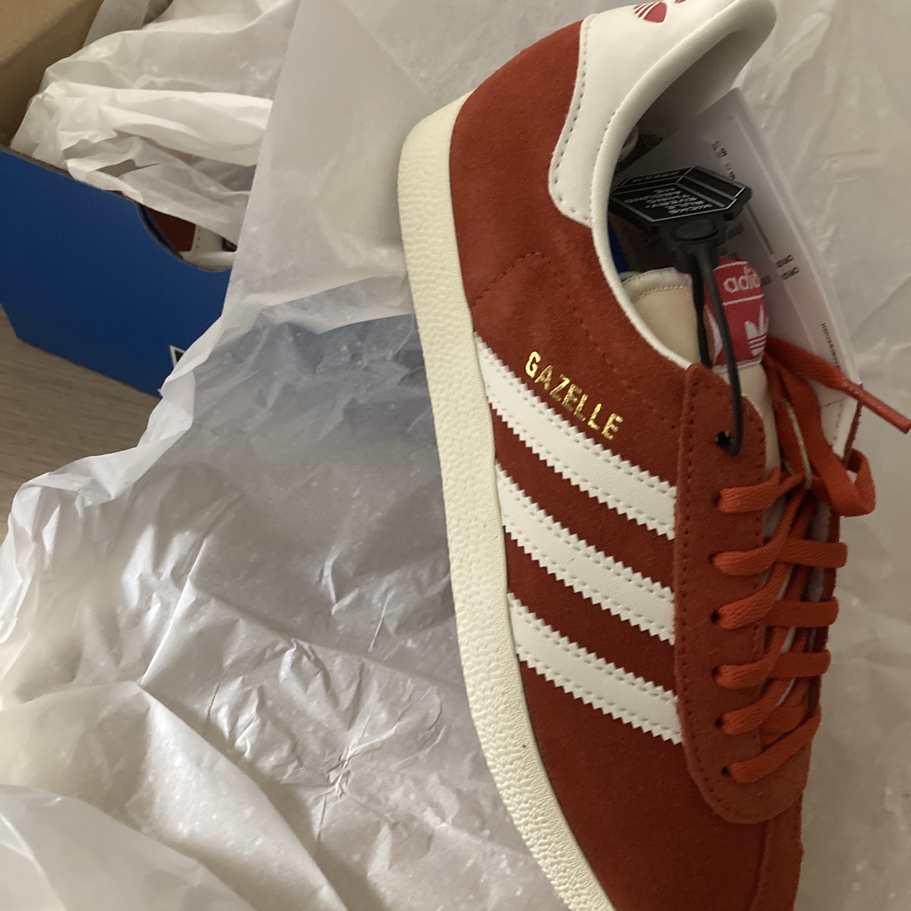 Adidas Gazelle Preloved Red Off White 착용 스타일