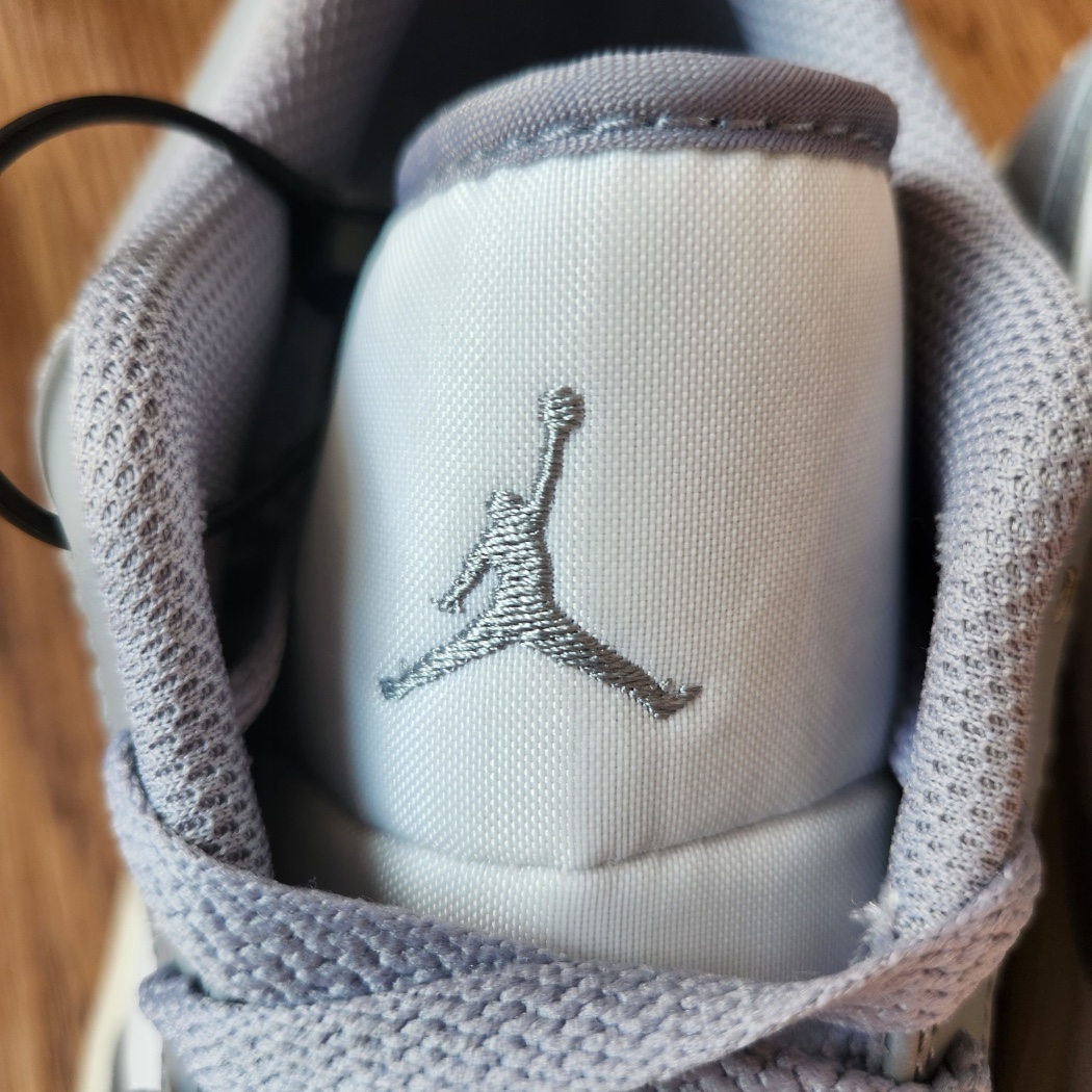 Jordan 1 Low Stealth and White 착용 스타일 - 2