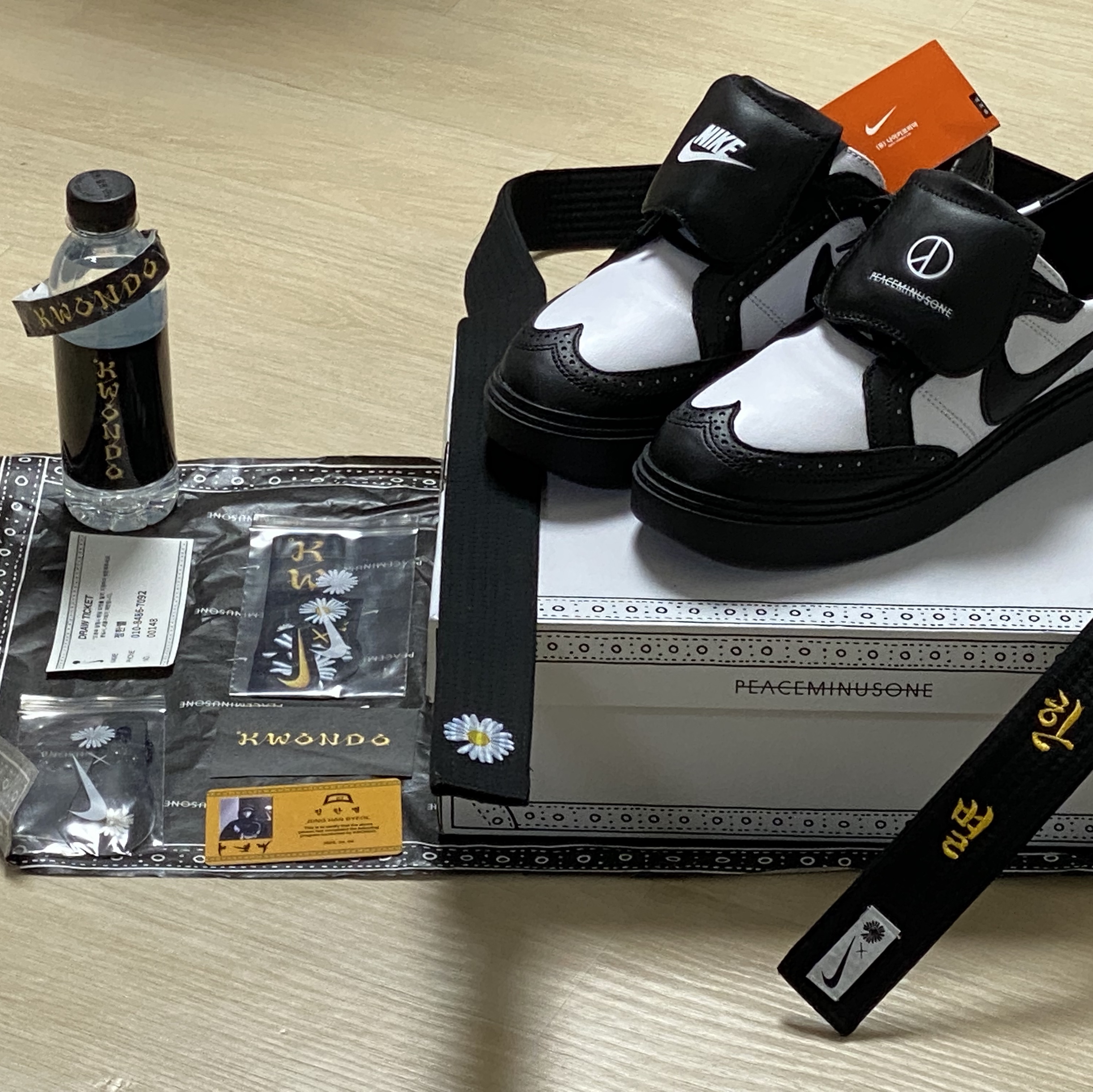 Nike x Peaceminusone Kwondo1 Black and White, Thug Club x MCM Zip Denim Pants Blue 착용 스타일 - 1