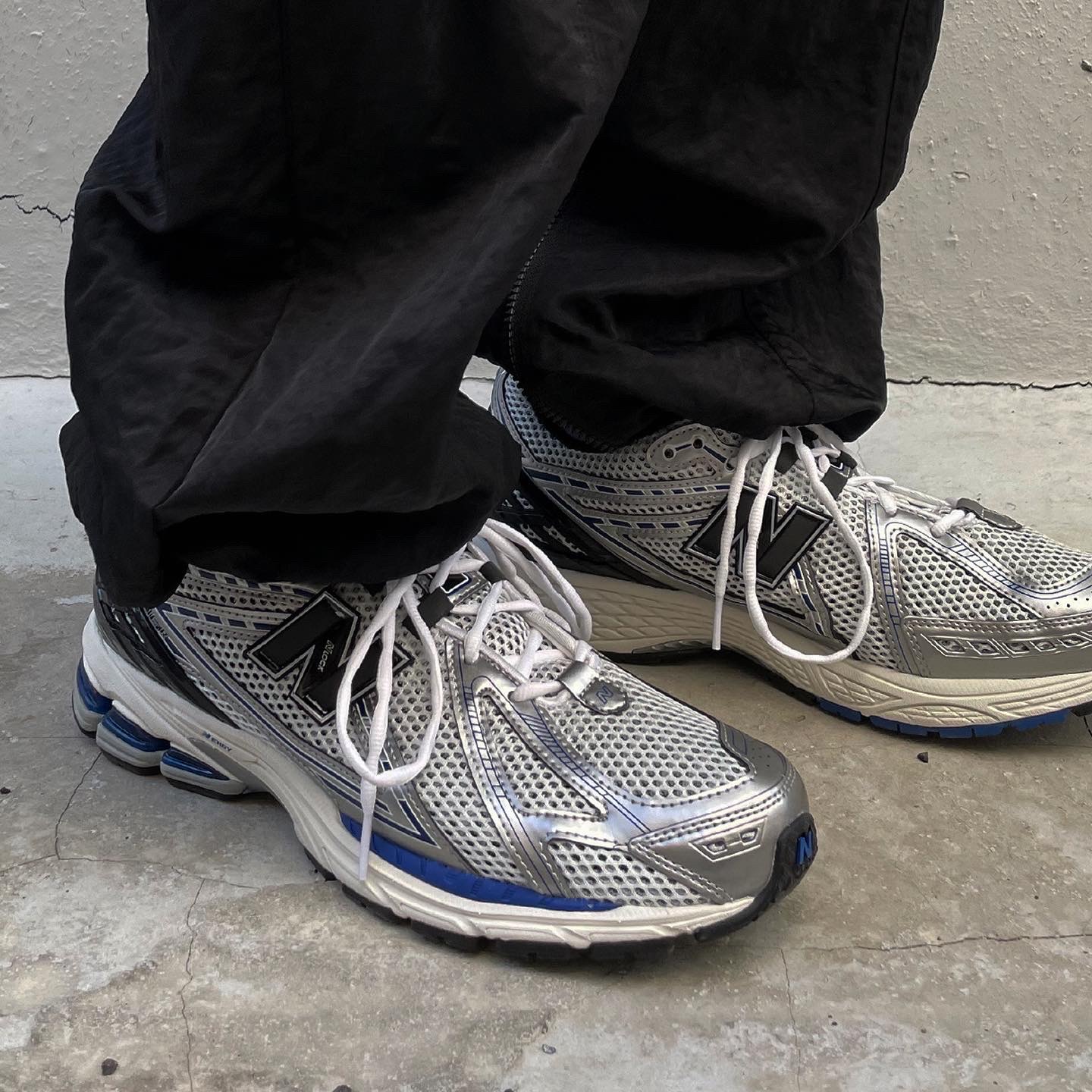 New Balance 1906R Silver Metallic 착용 스타일 - 5