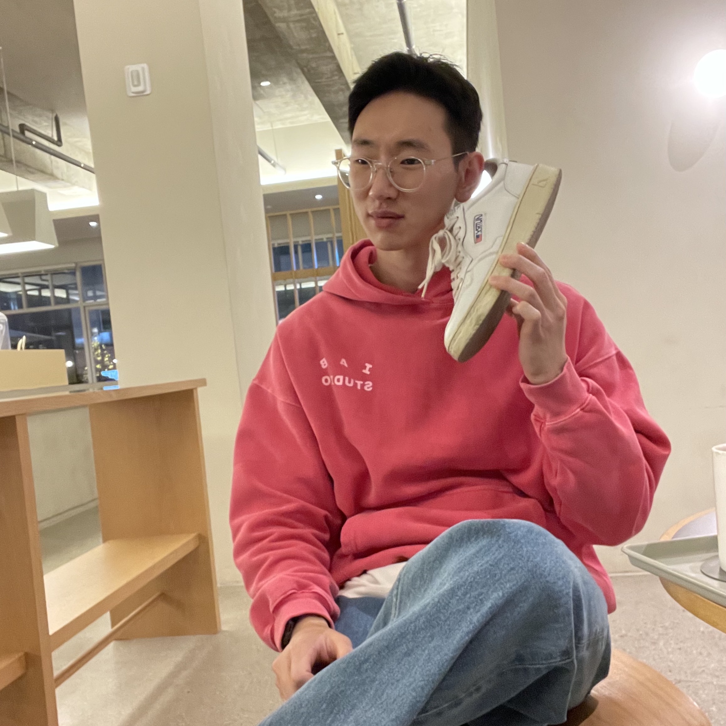 Autry Medalist Low Leather Sneakers White, IAB Studio Pigment Hoodie & Sack Coral 착용 스타일 - 2