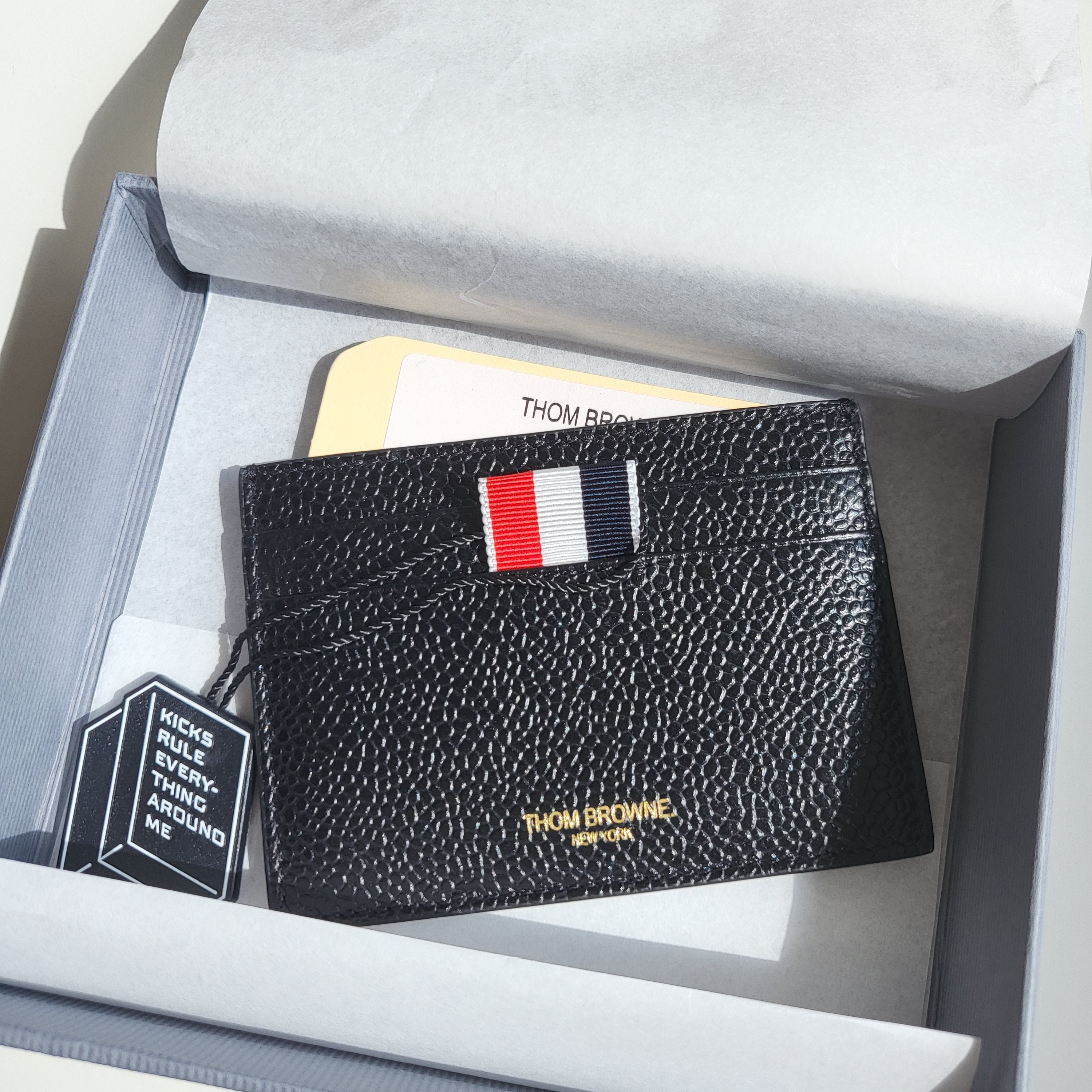 Thom Browne Pebble Grain Leather Stripe Single Card Holder Black 착용 스타일