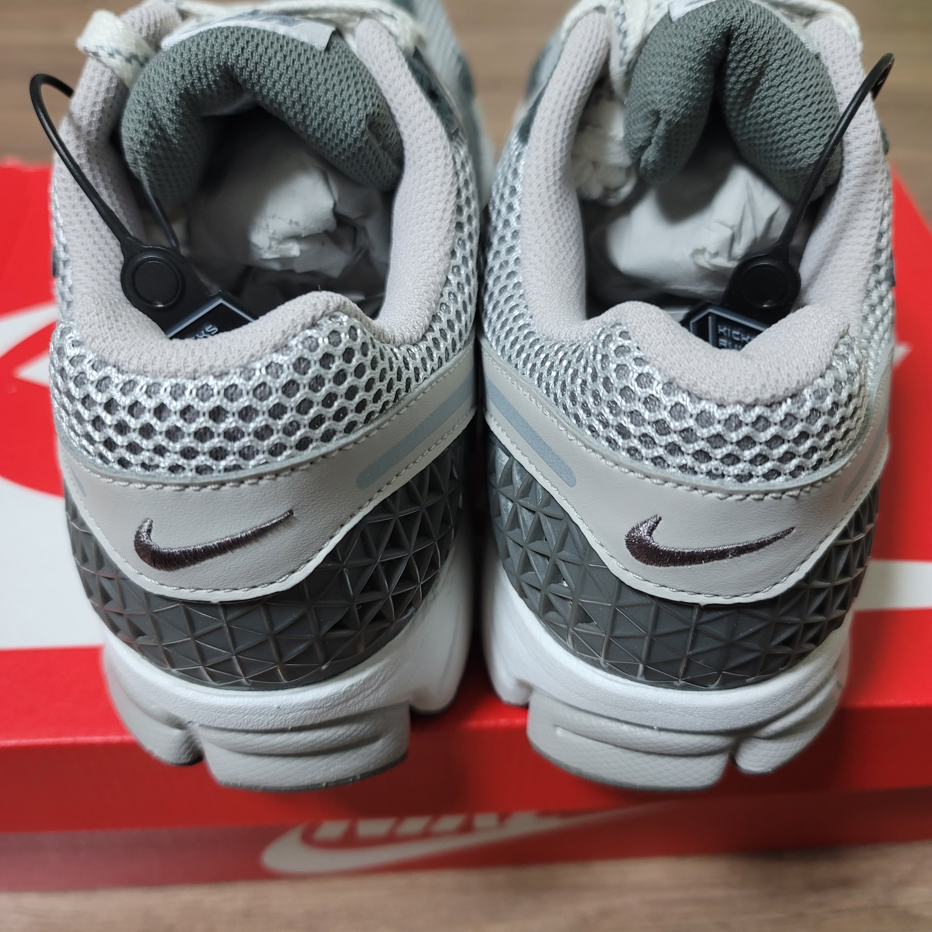 Nike Zoom Vomero 5 PRM Light Iron Ore and Flat Fewter 착용 스타일 - 2