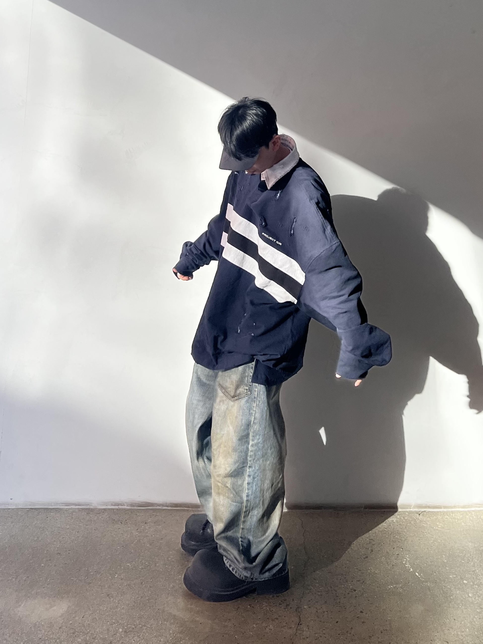 Project G/R Bullied Polo Shirts Navy, Project G/R Coated Backward Denim Pants Blue 착용 스타일 - 2