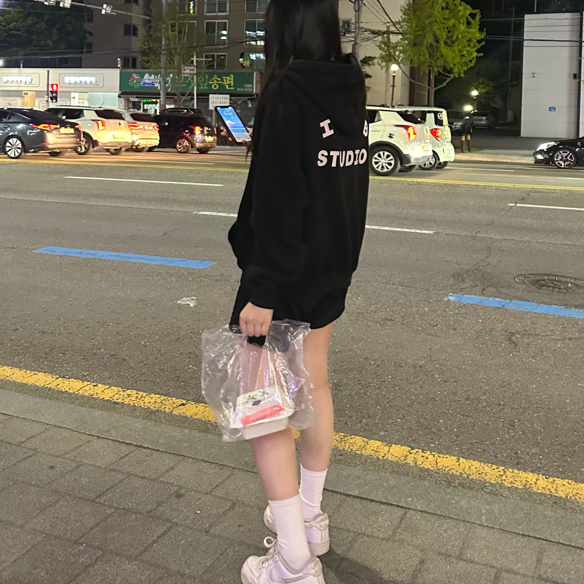 IAB Studio Hoodie Black White 착용 스타일 - 1
