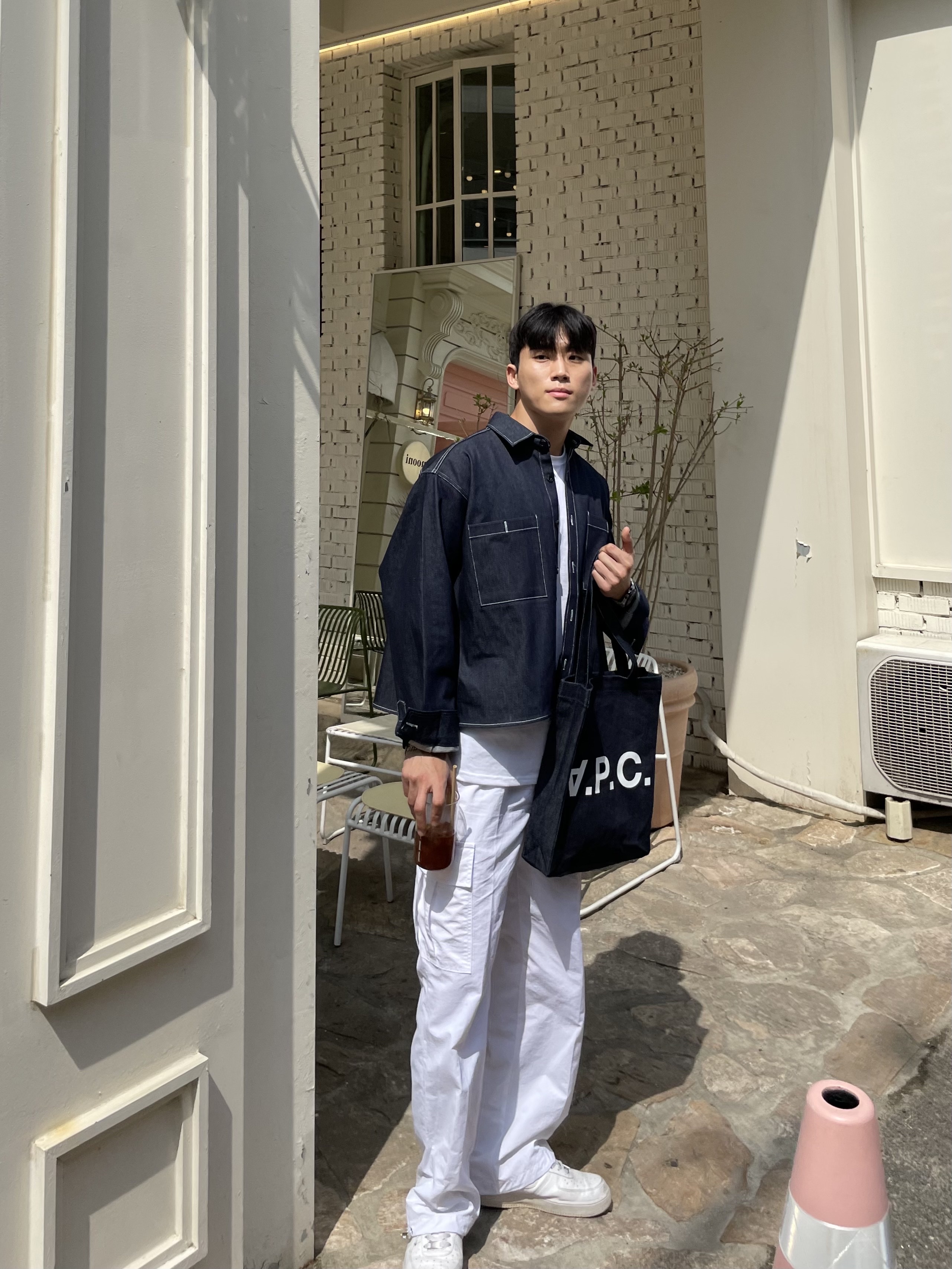 A.P.C. Laure Tote Bag Blue, Nike Air Force 1 '07 Low White 착용 스타일 - 2