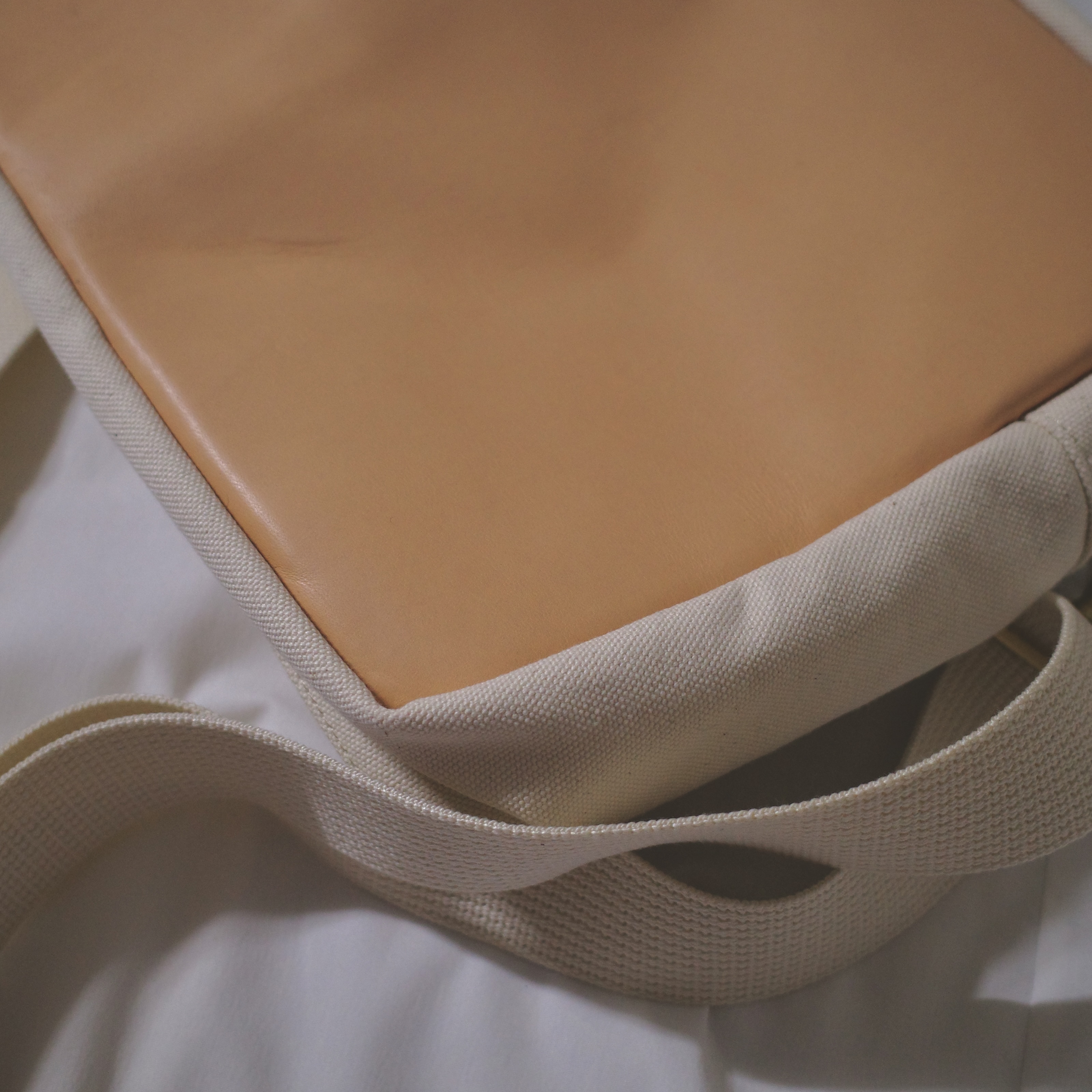 Porter x JJJJound Passport Bag L Off White 착용 스타일 - 1