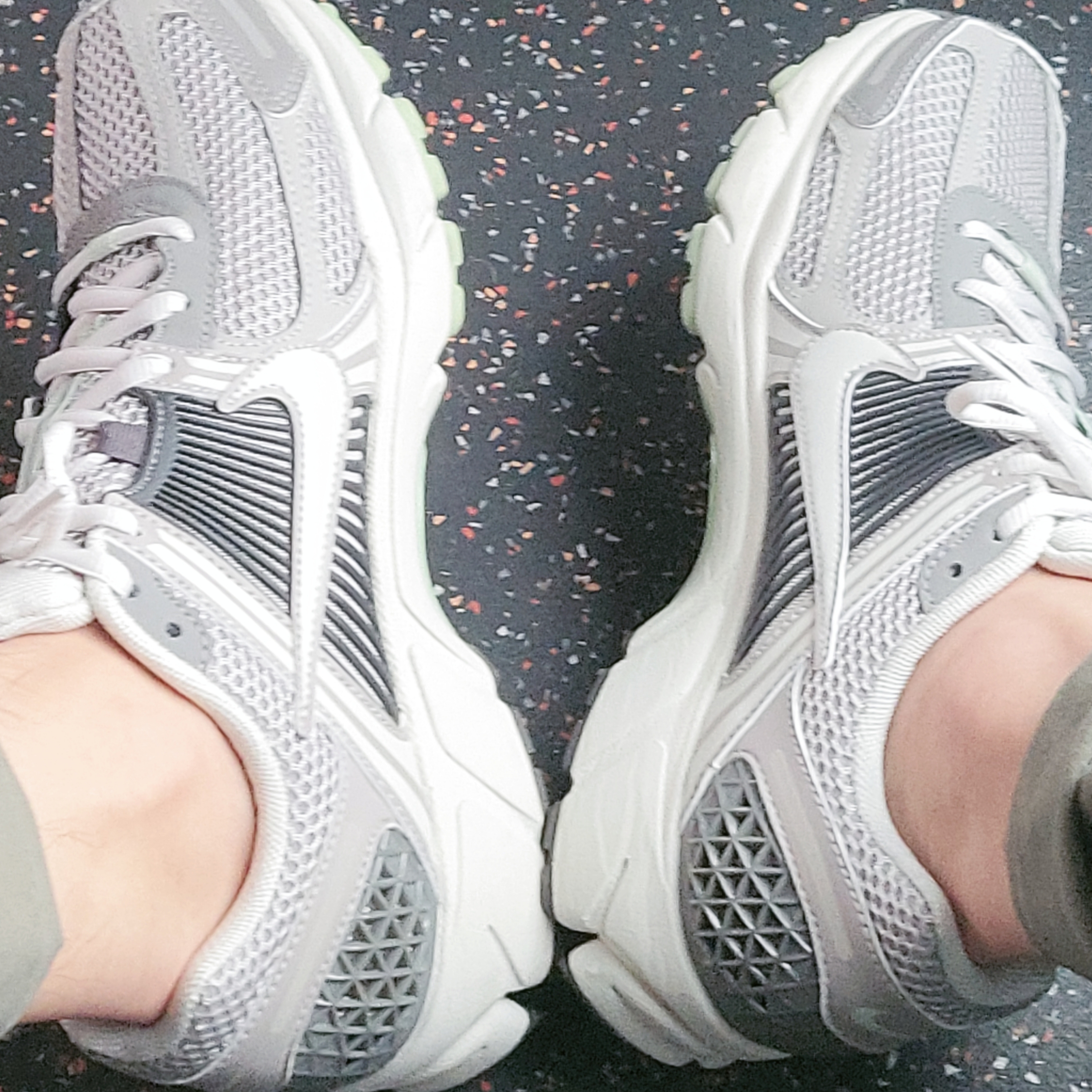 (W) Nike Zoom Vomero 5 Cobblestone and Flat Pewter 착용 스타일