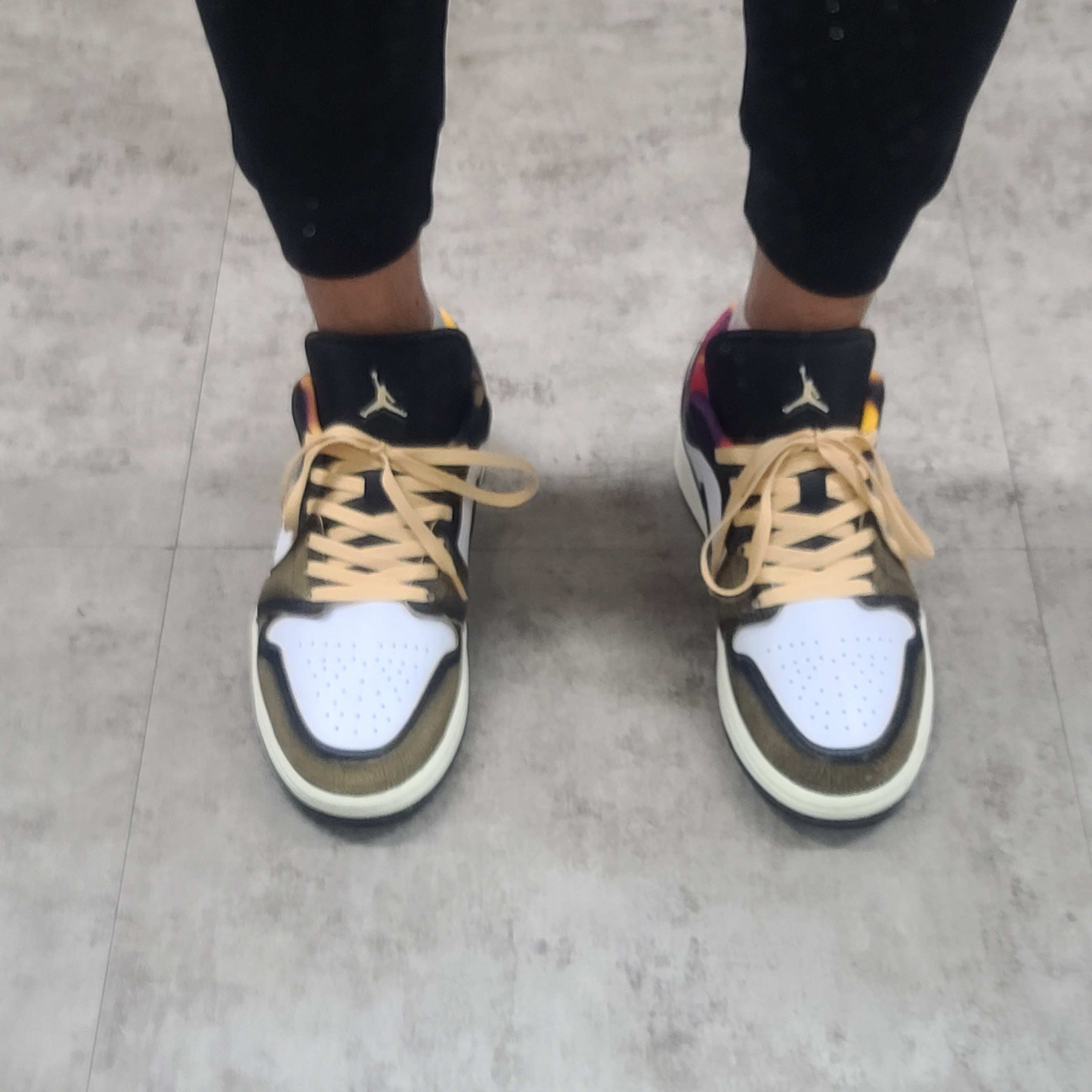 Jordan 1 Low SE Black White Onyx 착용 스타일 - 4