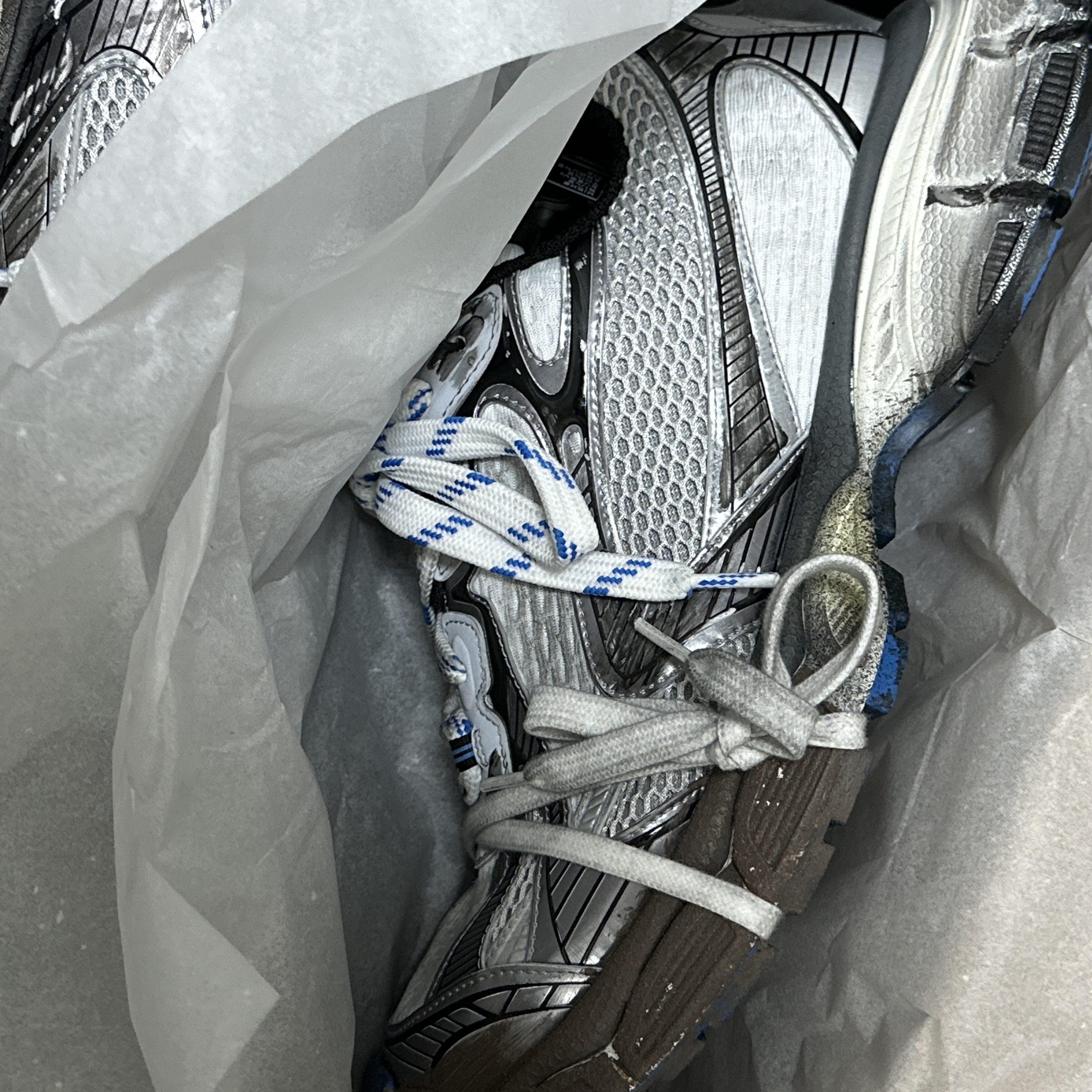 Balenciaga 3XL Sneakers Worn Out Grey White Blue 착용 스타일 - 1