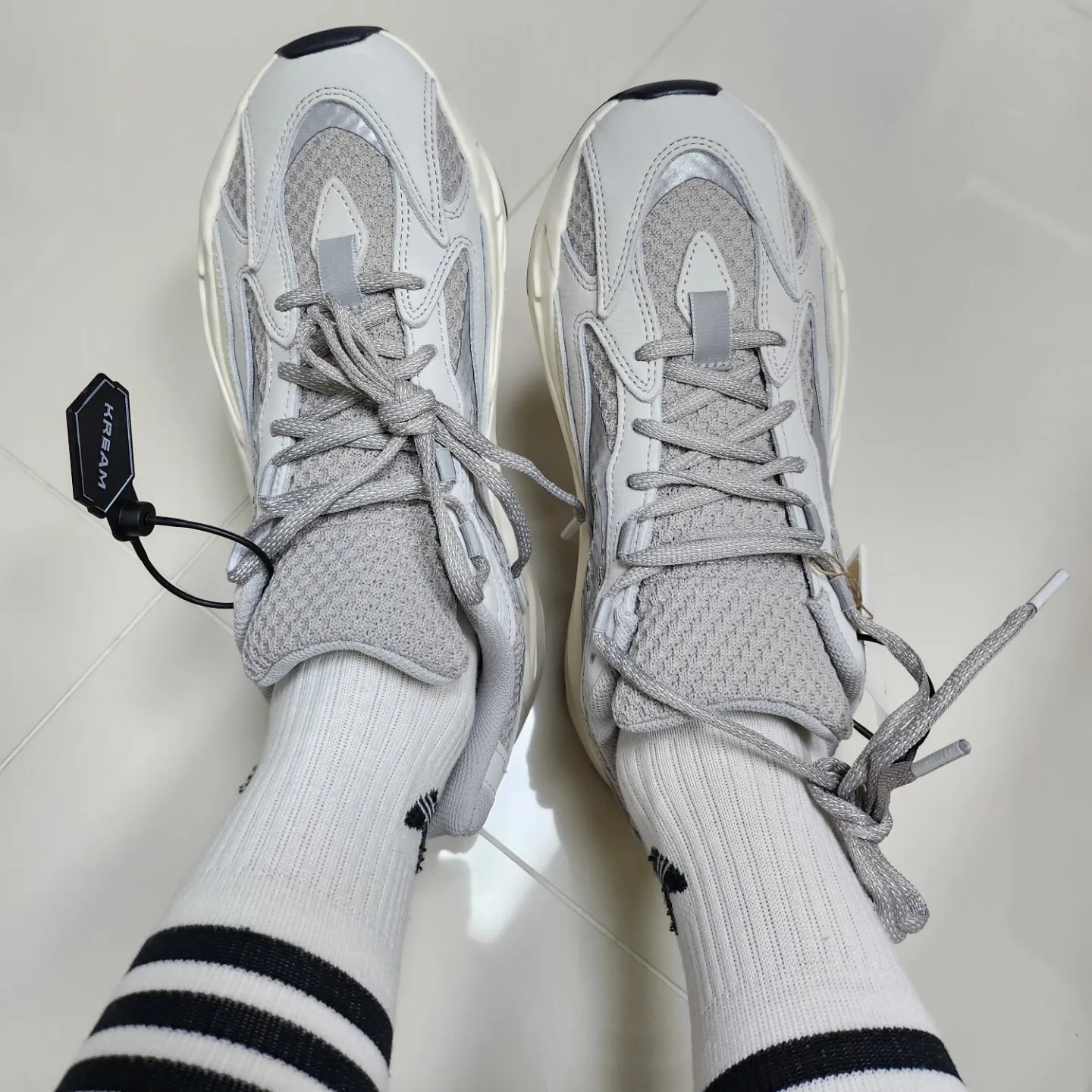 Adidas Yeezy Boost 700 V2 Static 2022 착용 스타일 - 3