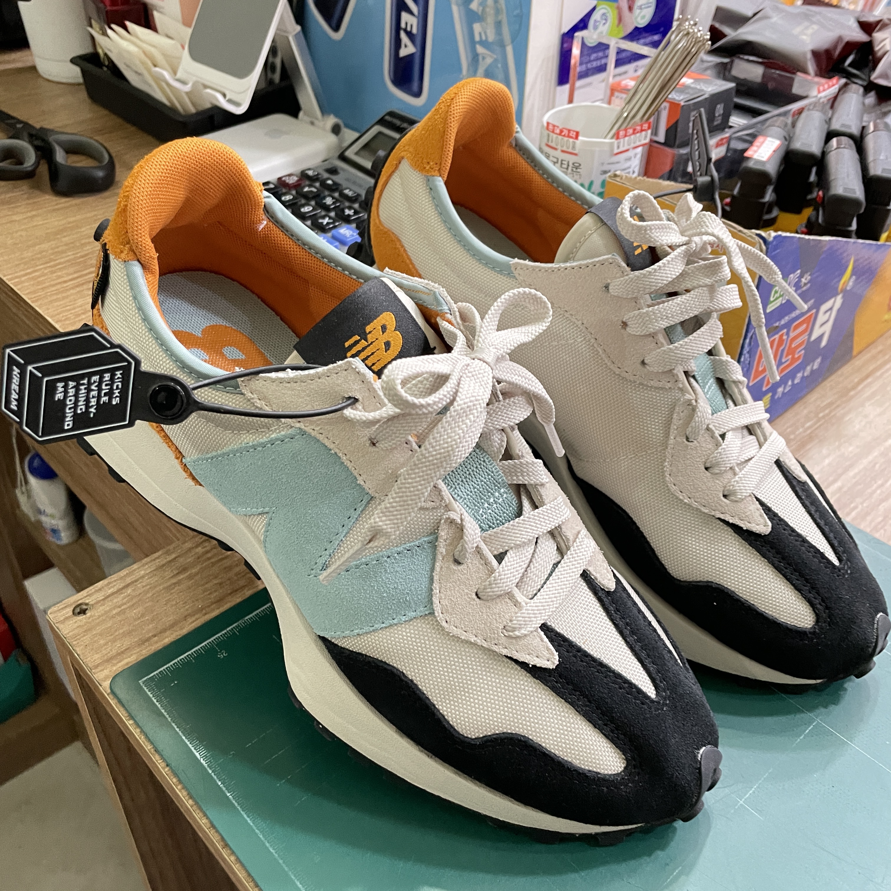 New Balance 327 Moonbeam Blue 착용 스타일 - 2