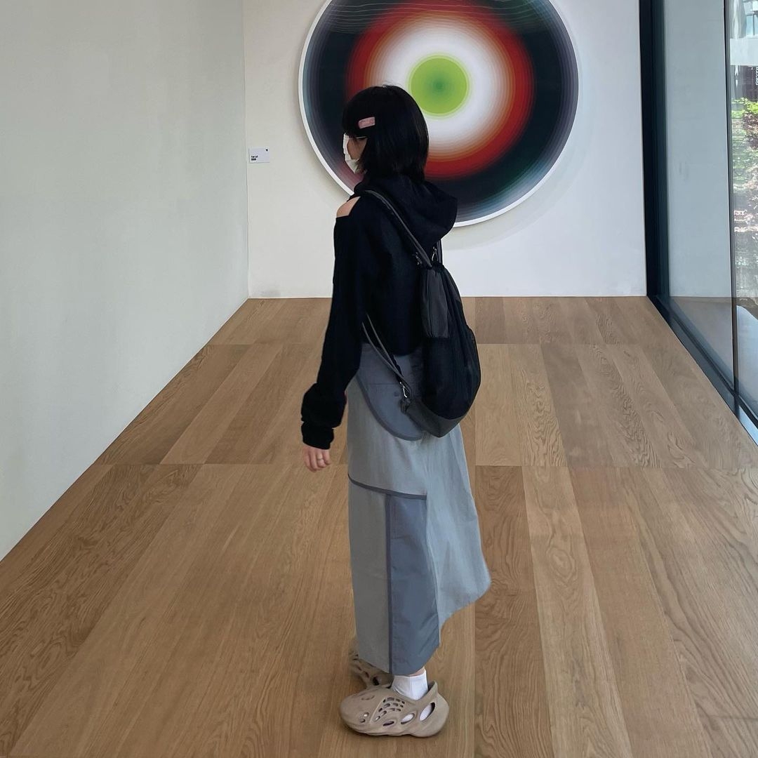 Art Of Field Off The Shoulder Hooded Jacket Black, Art Of Field Flap Pocket Long Skirt Blue 착용 스타일 - 1