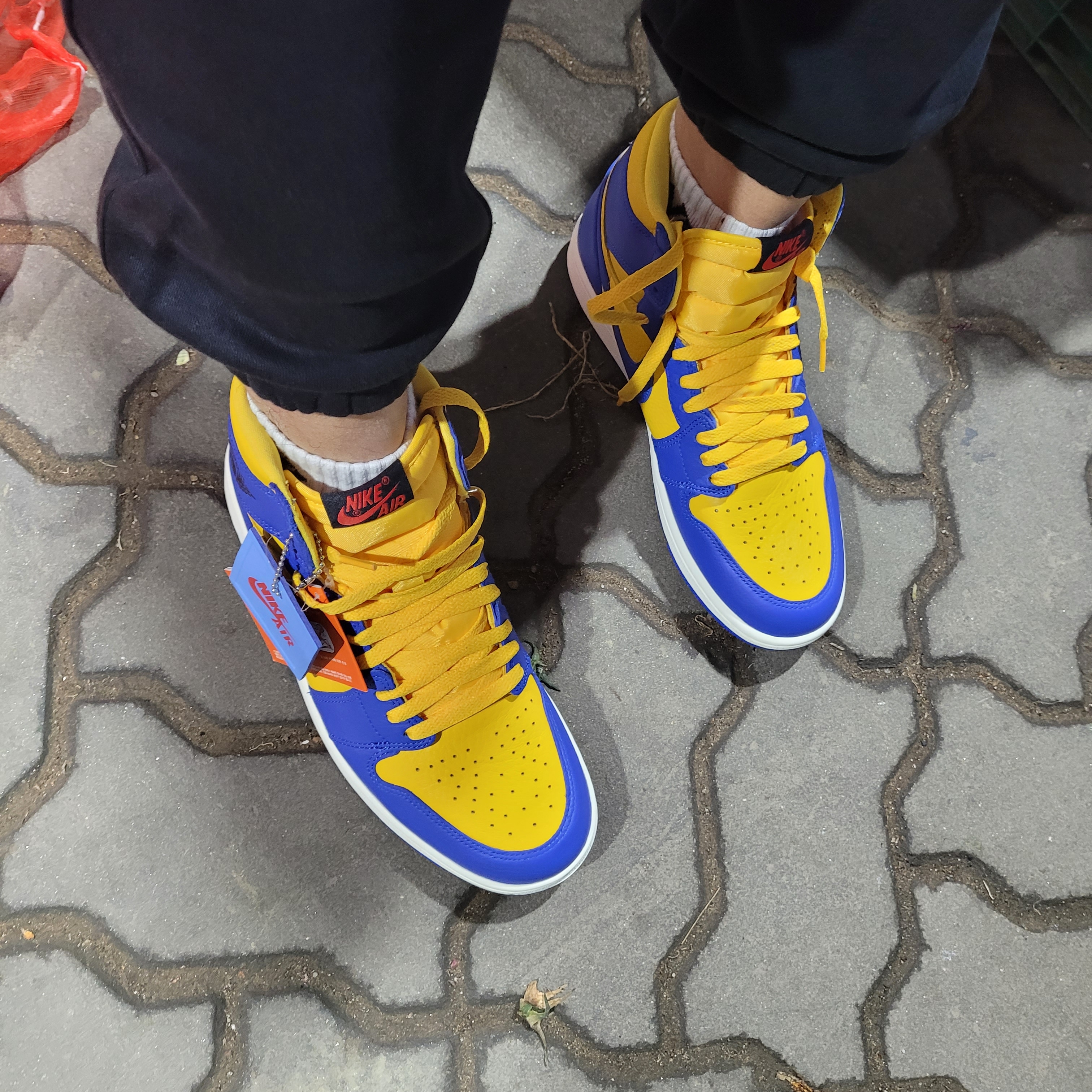 (W) Jordan 1 Retro High OG Game Royal and Varsity Maize 착용 스타일 - 1