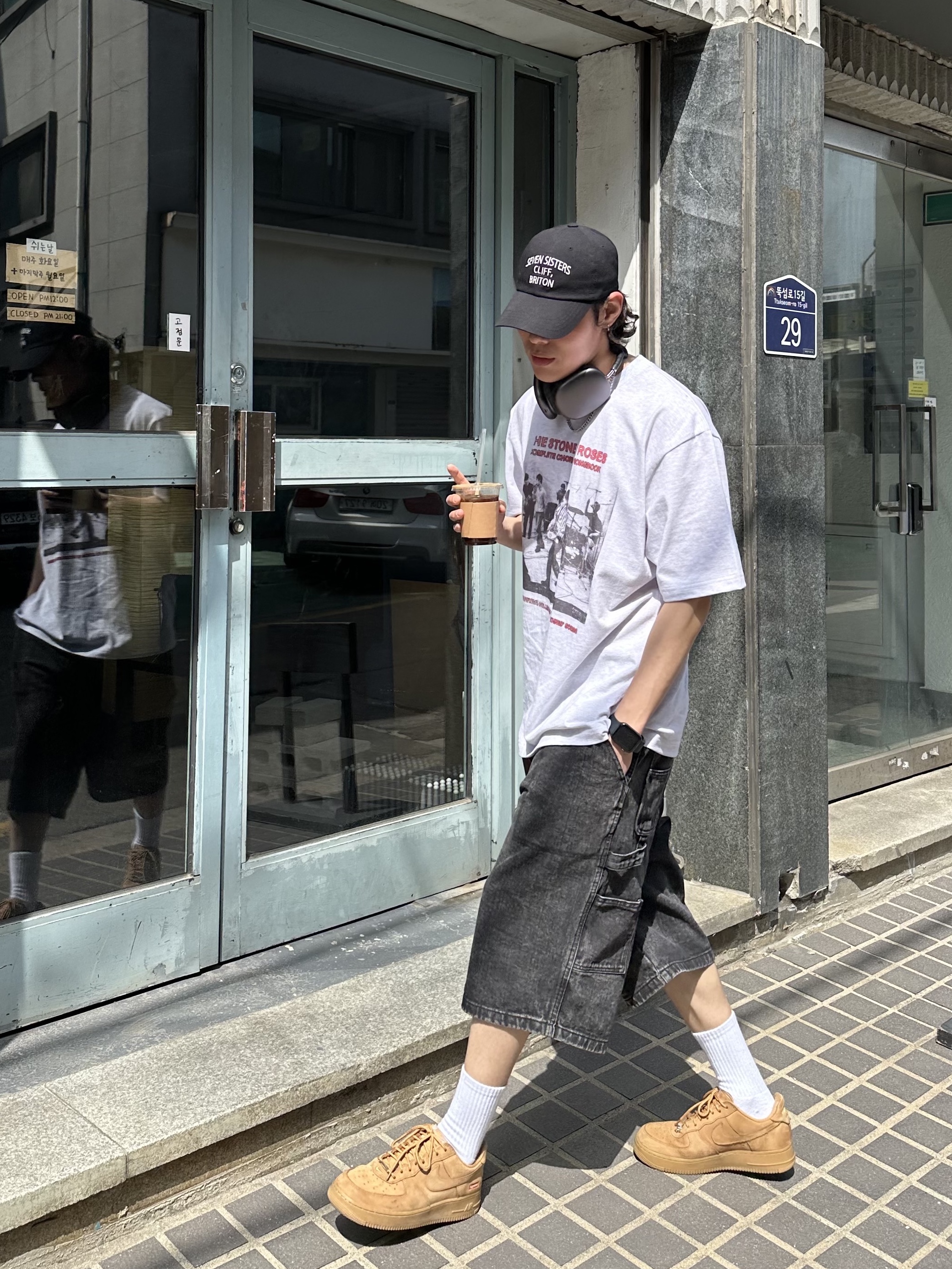 Nike x Supreme Air Force 1 Low Flax, Apple AirPods Max Lightning Space Gray (Korean Ver.) 착용 스타일 - 2