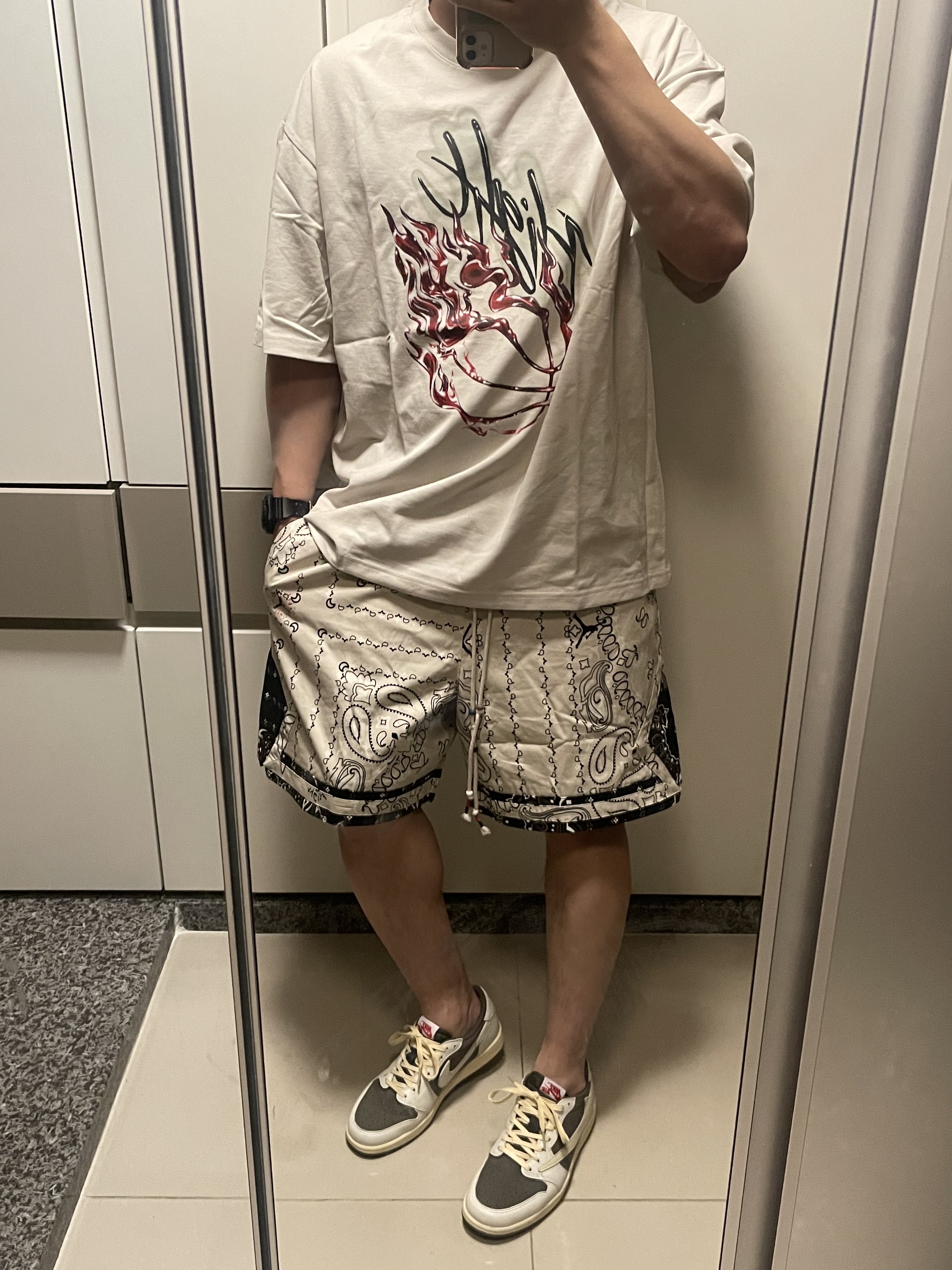 Jordan x Travis Scott T-Shirt Light Mahogany Brown - Asia, Jordan x Travis Scott Shorts Light Iron Ore - US/EU 착용 스타일