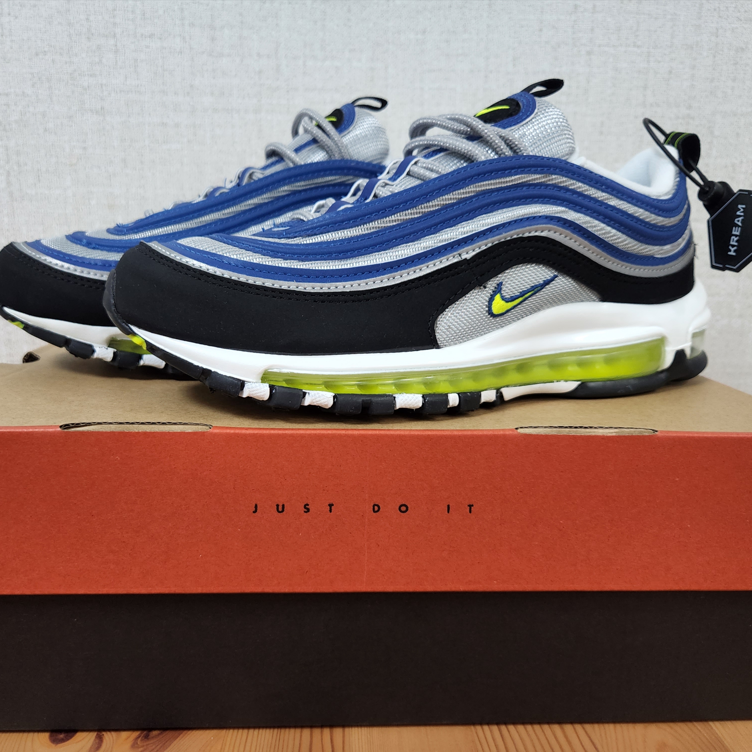 Nike Air Max 97 OG Atlantic Blue and Voltage Yellow 착용 스타일 - 1