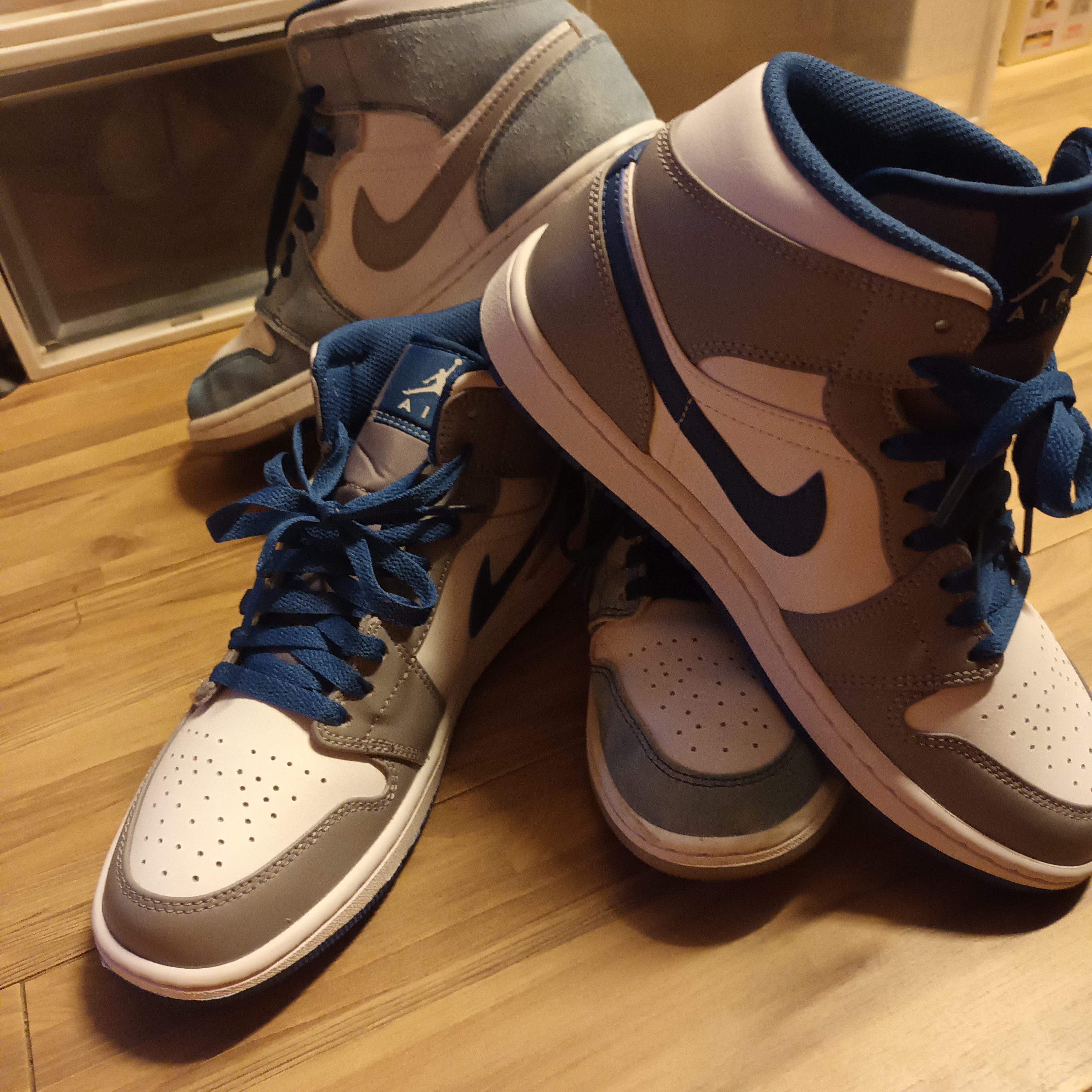 Jordan 1 Mid Cement Grey True Blue, Jordan 1 Mid SE French Blue Fire Red 착용 스타일