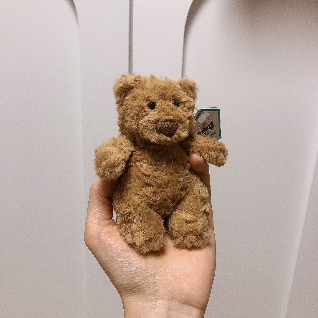 Jellycat Bartholomew Bear Bag Charm Brown 착용 스타일
