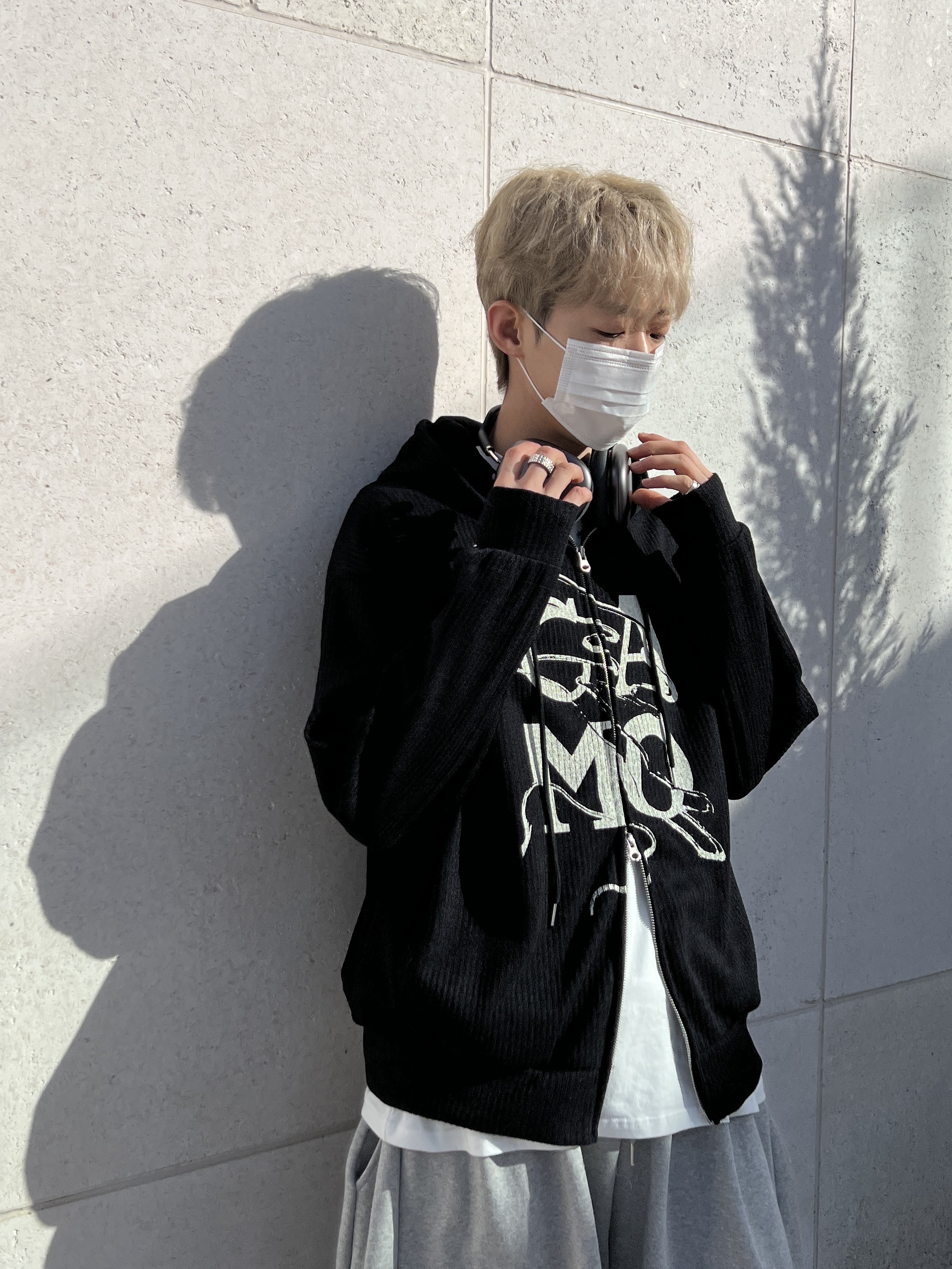 Apple AirPods Max Lightning Space Gray (Korean Ver.), Maison Mihara Yasuhiro Peterson OG Sole Canvas Low Sneakers Black 착용 스타일 - 1