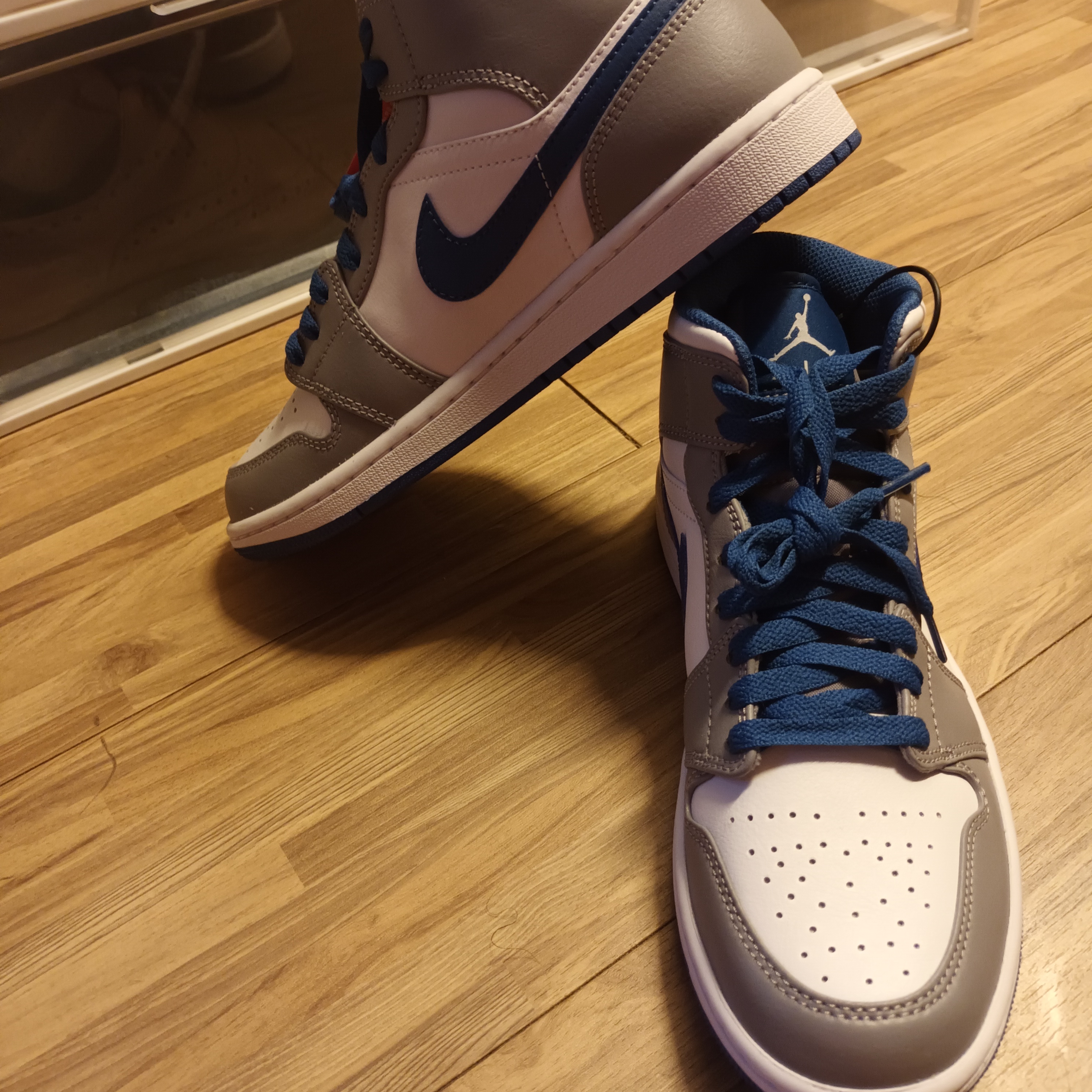 Jordan 1 Mid Cement Grey True Blue 착용 스타일 - 1