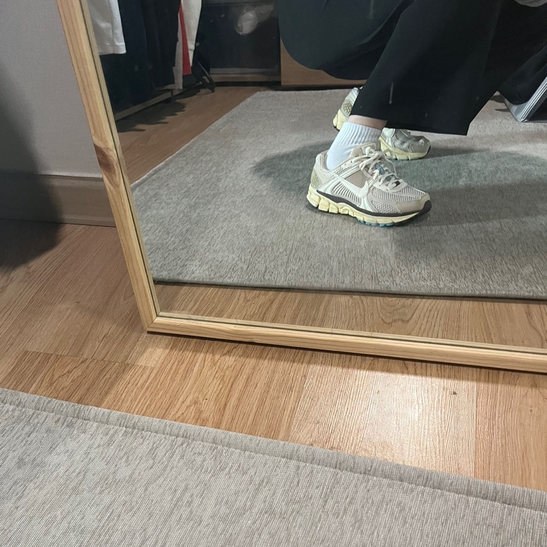 (W) Nike Zoom Vomero 5 Oatmeal 착용 스타일 - 1