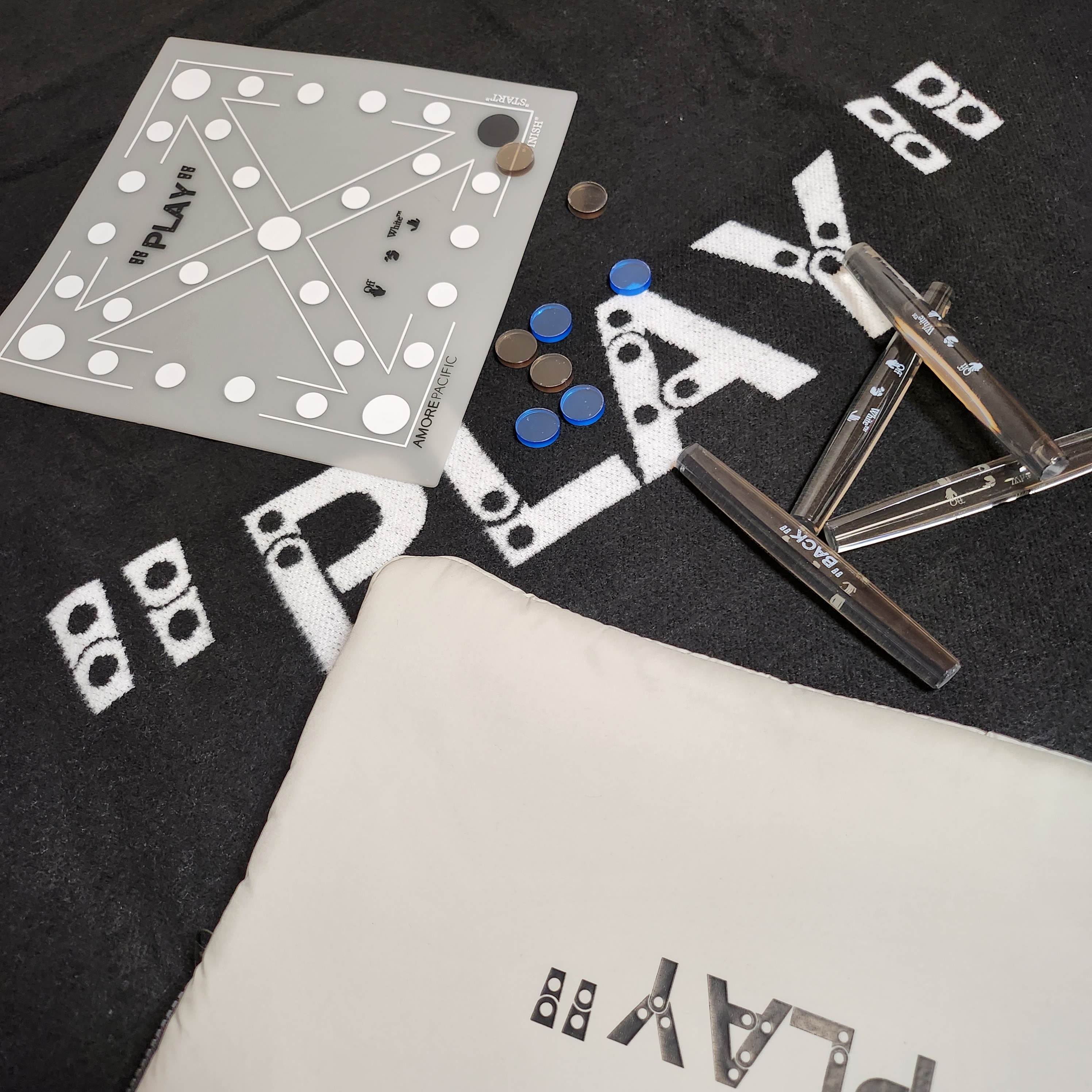 Off-White x Amore Pacific Play Kit 착용 스타일