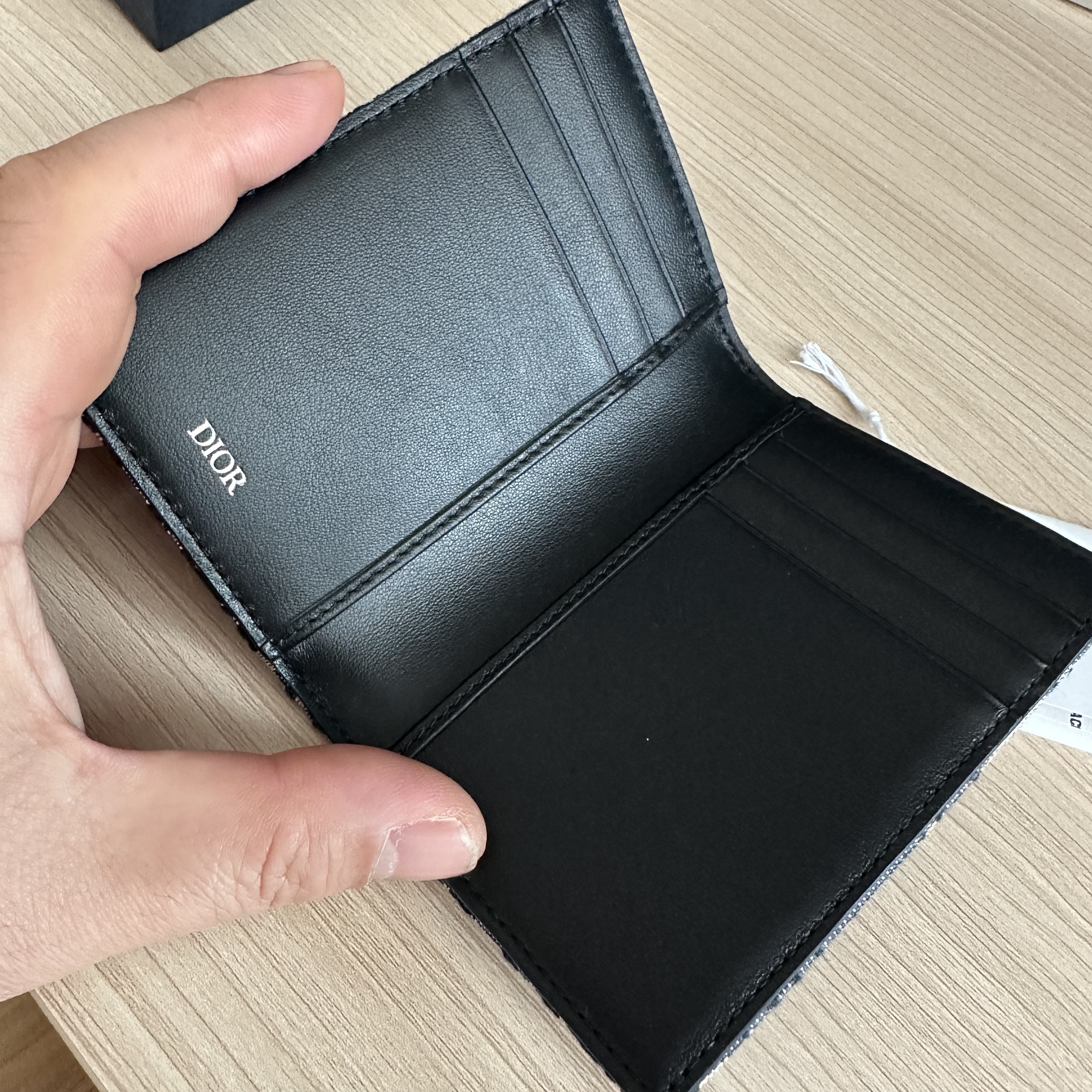 Dior Bi-Fold Card Holder Beige & Black Dior Oblique Jacquard 착용 스타일 - 1