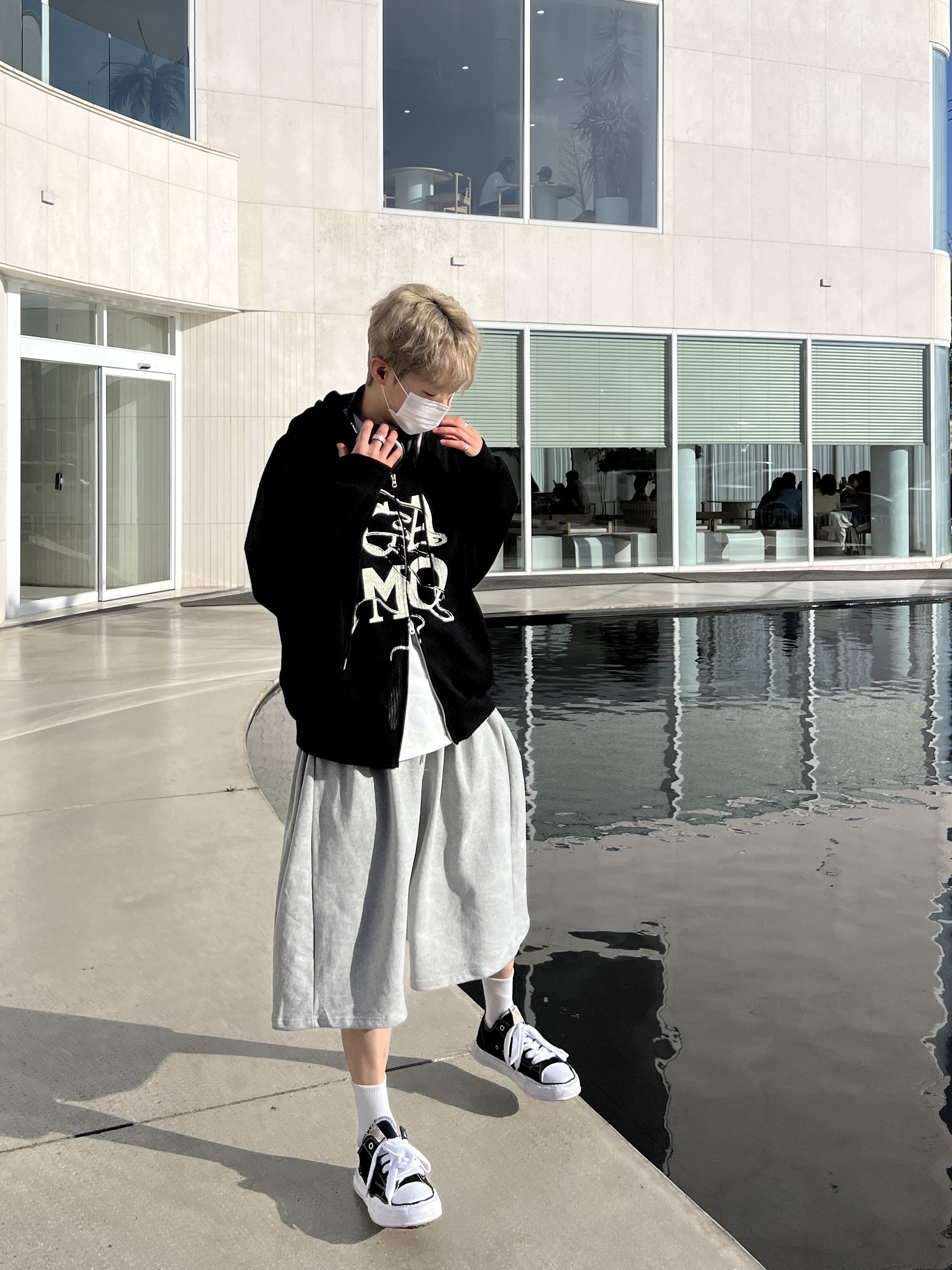 Apple AirPods Max Lightning Space Gray (Korean Ver.), Maison Mihara Yasuhiro Peterson OG Sole Canvas Low Sneakers Black 착용 스타일 - 3