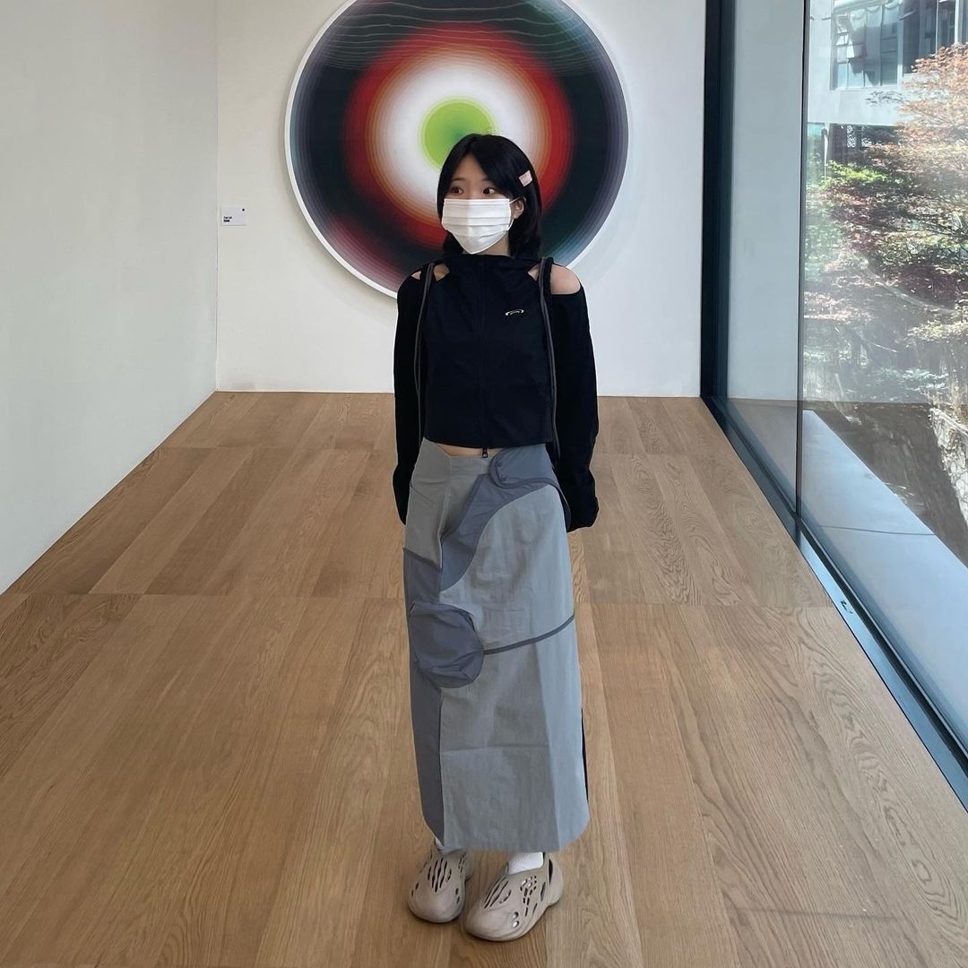 Art Of Field Off The Shoulder Hooded Jacket Black, Art Of Field Flap Pocket Long Skirt Blue 착용 스타일 - 2