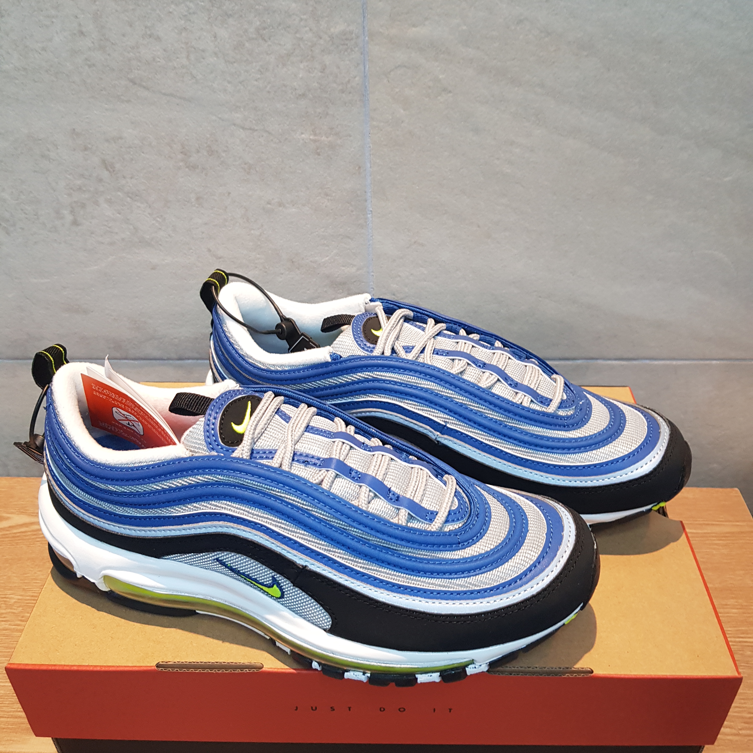 Nike Air Max 97 OG Atlantic Blue and Voltage Yellow 착용 스타일 - 1