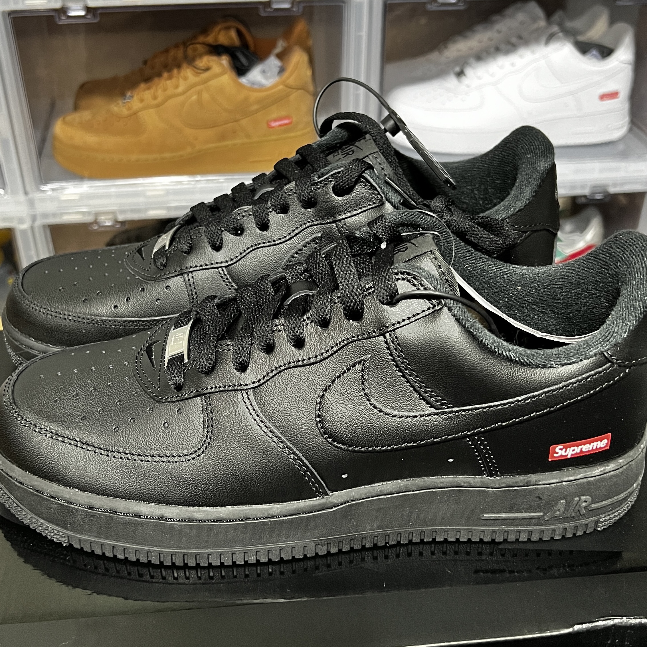 Nike x Supreme Air Force 1 Low Black 착용 스타일 - 3