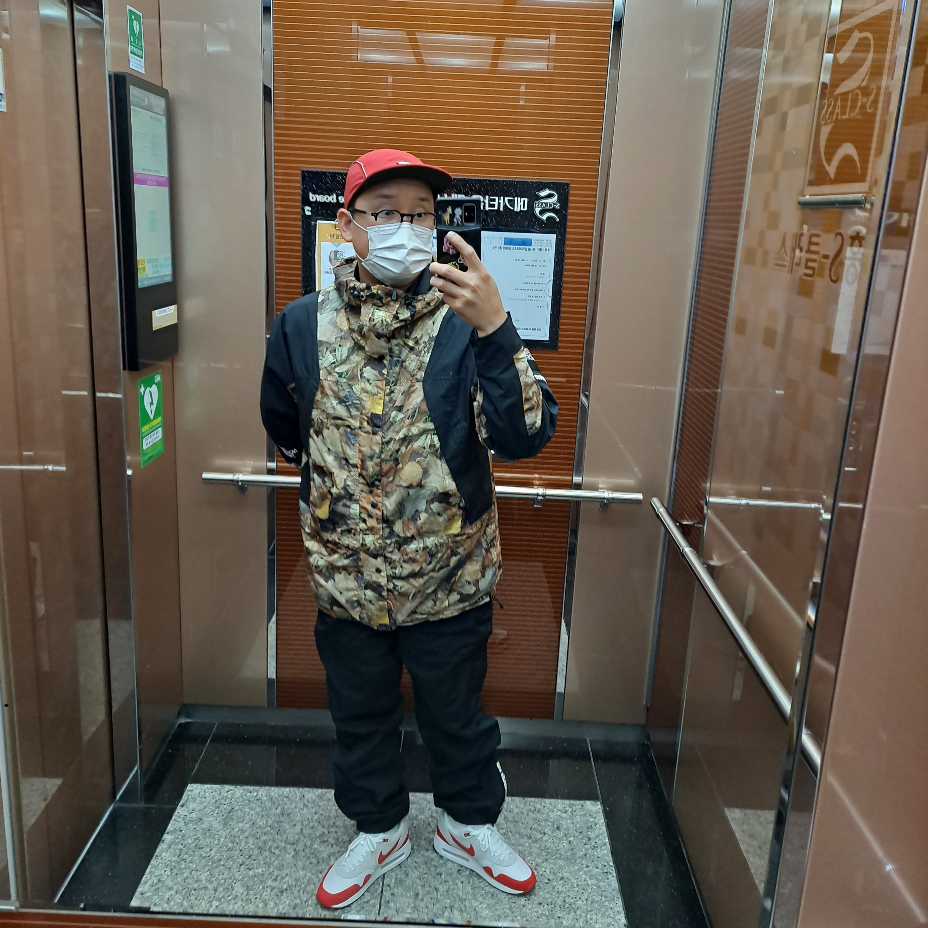 Supreme x The North Face Mountain Light Jacket Leaves - 16FW, Supreme Warm Up Pants Black - 21SS 착용 스타일 - 1