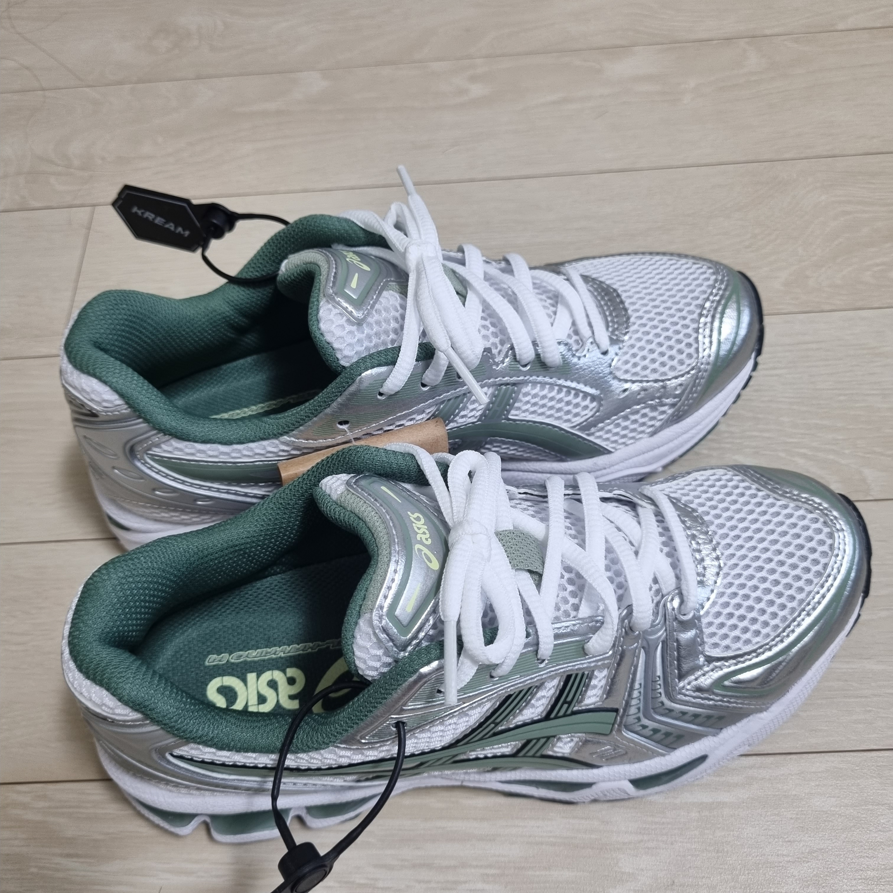 Asics Gel-Kayano 14 White Slate Grey 착용 스타일