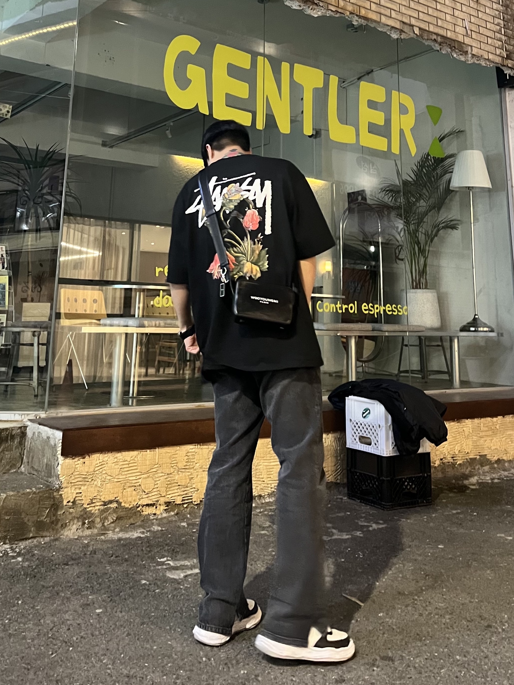 Stussy Withered Flower T-Shirt Black, Maison Mihara Yasuhiro Wayne OG Sole Leather Low-top Sneakers Black White 착용 스타일 - 2