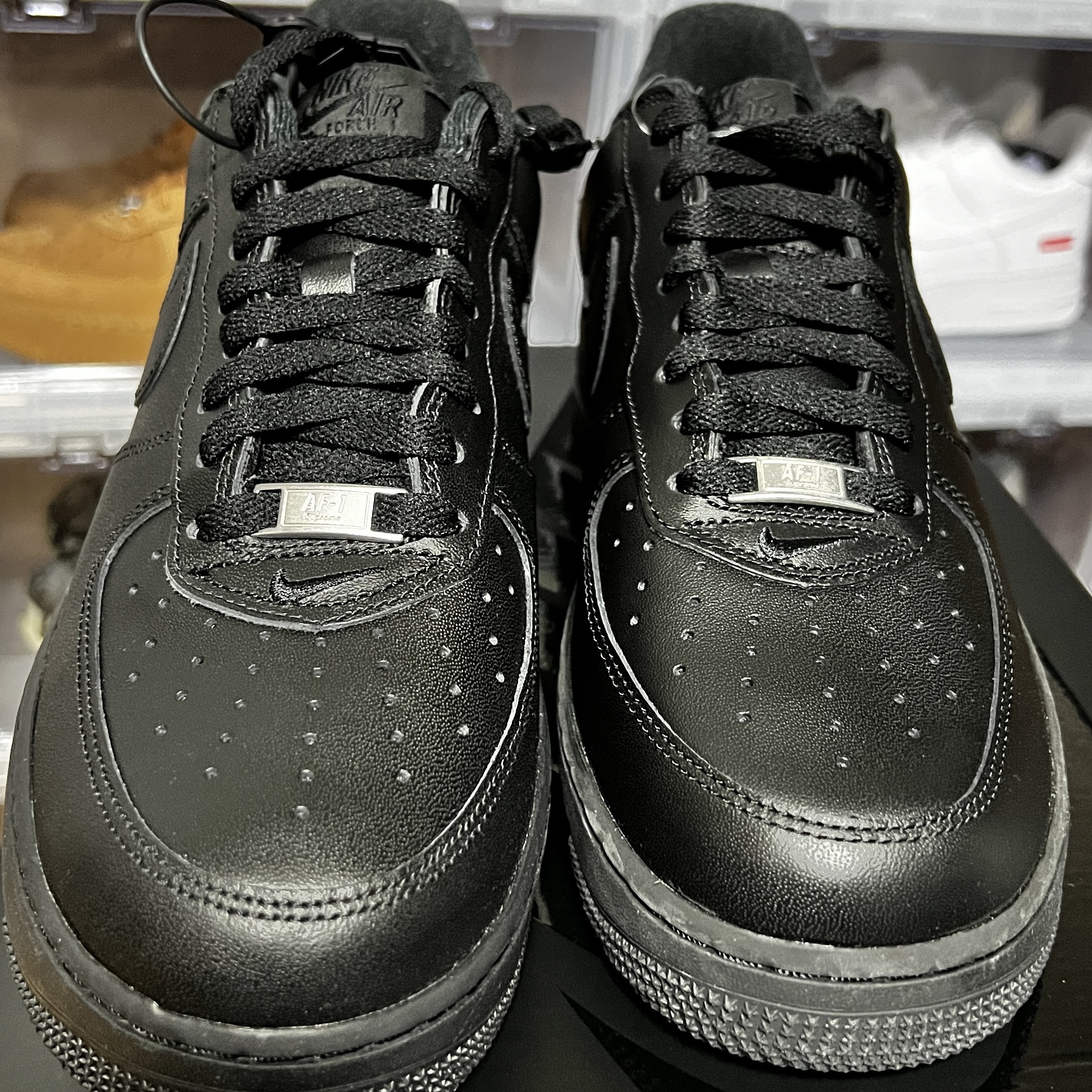 Nike x Supreme Air Force 1 Low Black 착용 스타일 - 1