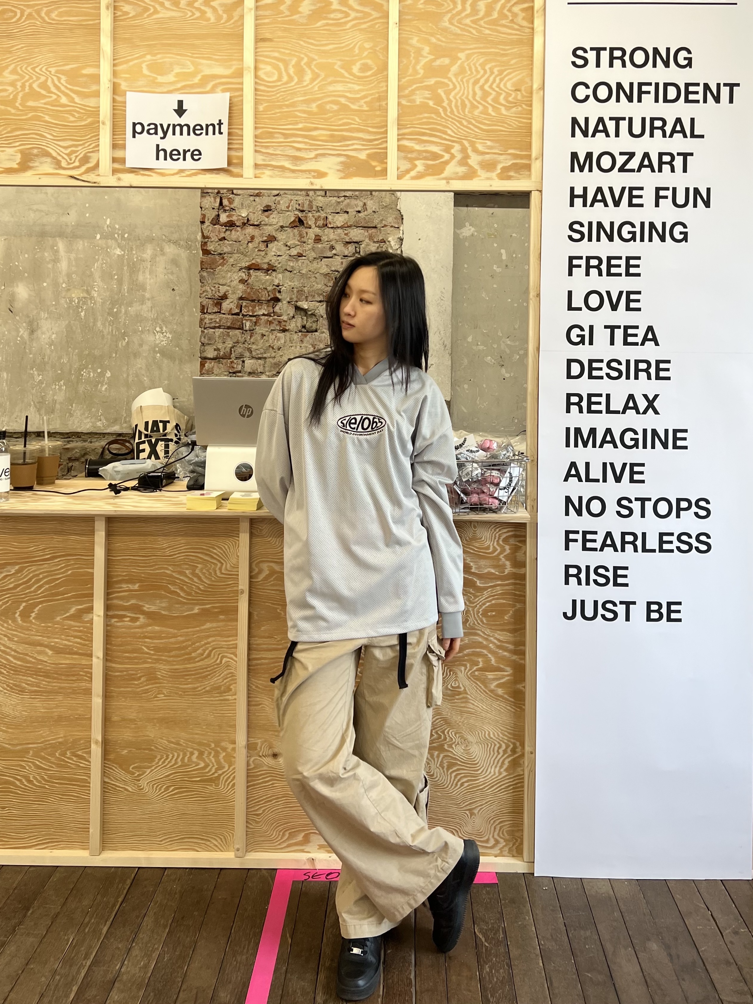 s/e/o Mesh Jersey Top Gray, Nike Air Force 1 '07 Low Triple Black 착용 스타일 - 1