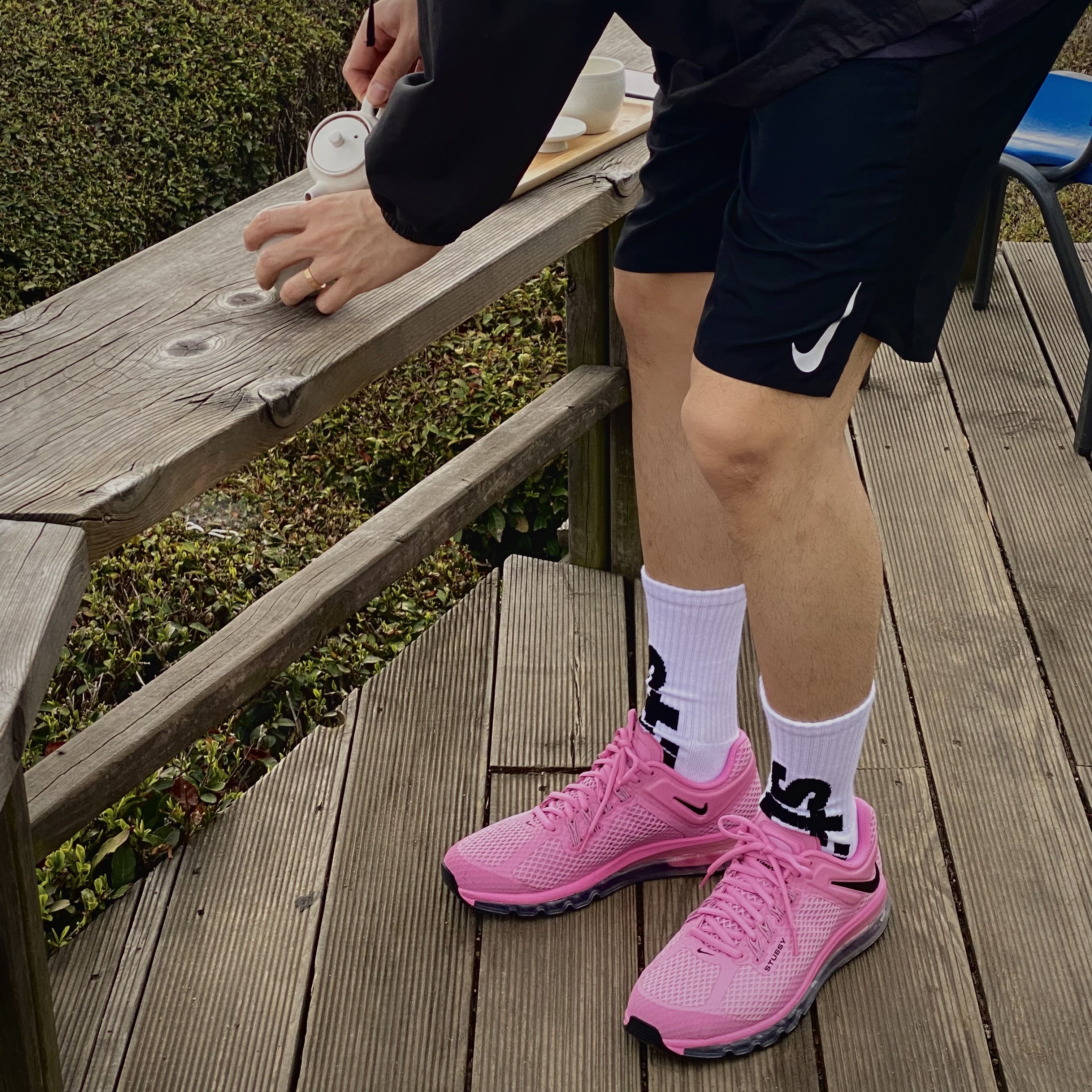 Nike x Stussy Air Max 2013 Psychic Pink, Stussy Big Helvetica Crew Socks White Black 착용 스타일