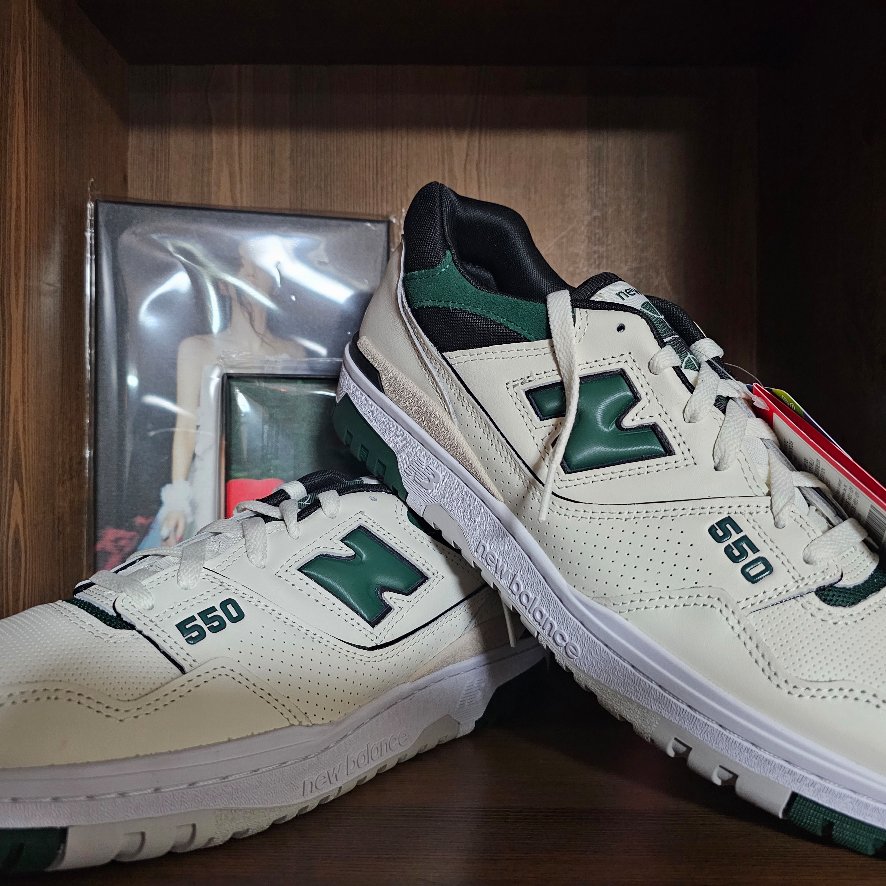 New Balance 550 Sea Salt Green - 2E Wide 착용 스타일 - 2