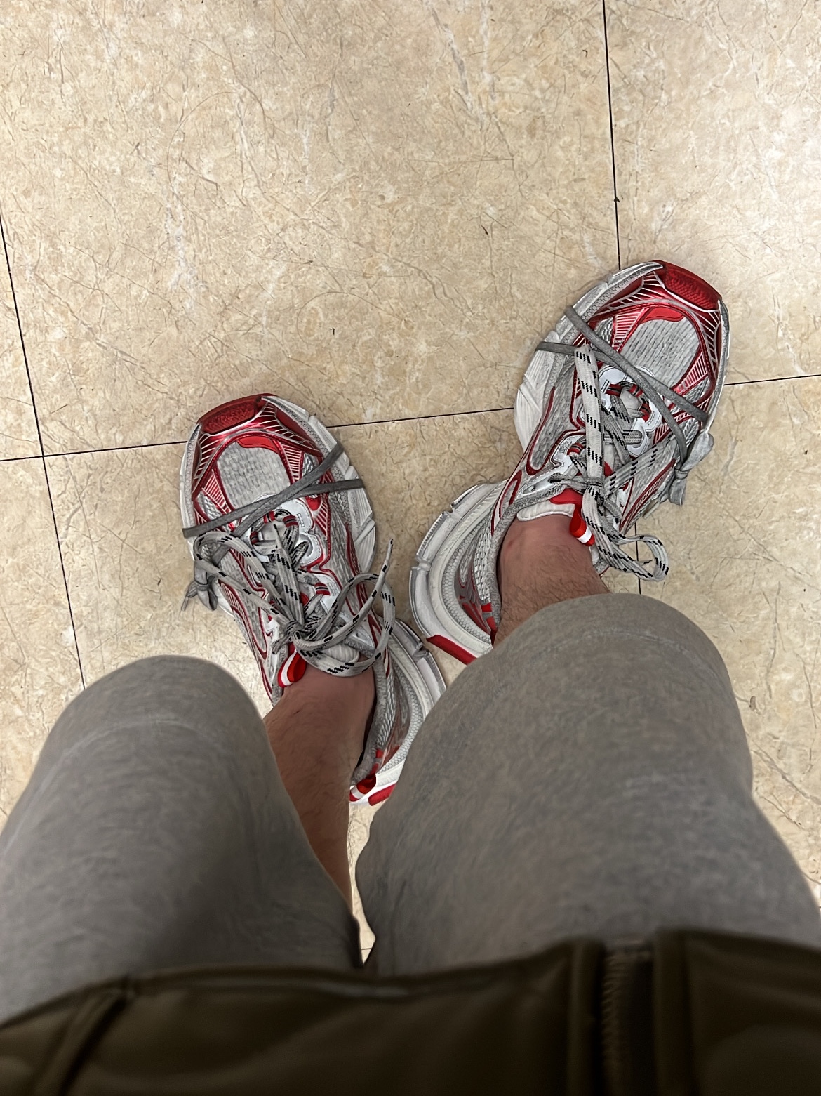Balenciaga 3XL Sneakers White Red 착용 스타일 - 1